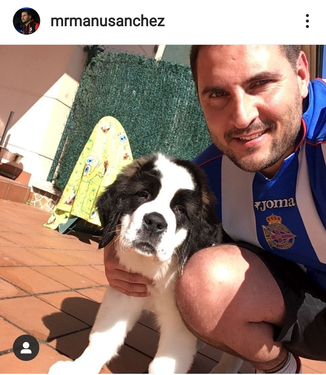  Manu Sánchez con su perro Osito