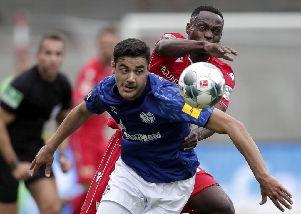  Ozan Kabak durante un partido con el Schalke 04.
