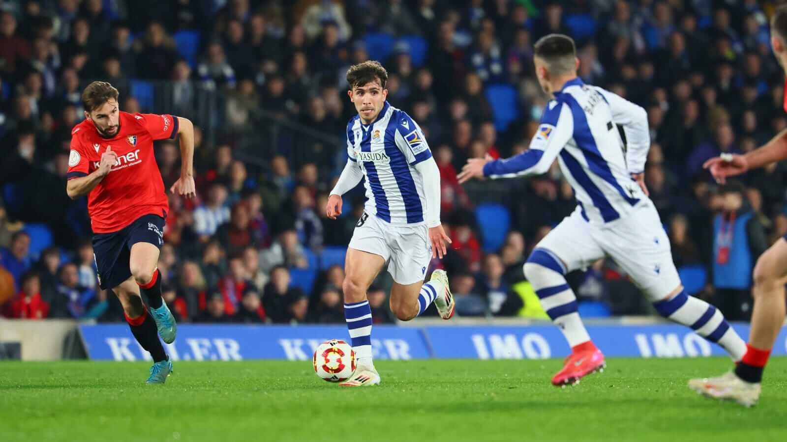 Pablo Marin conduce un balón en el Real Sociedad-Osasuna de Copa.