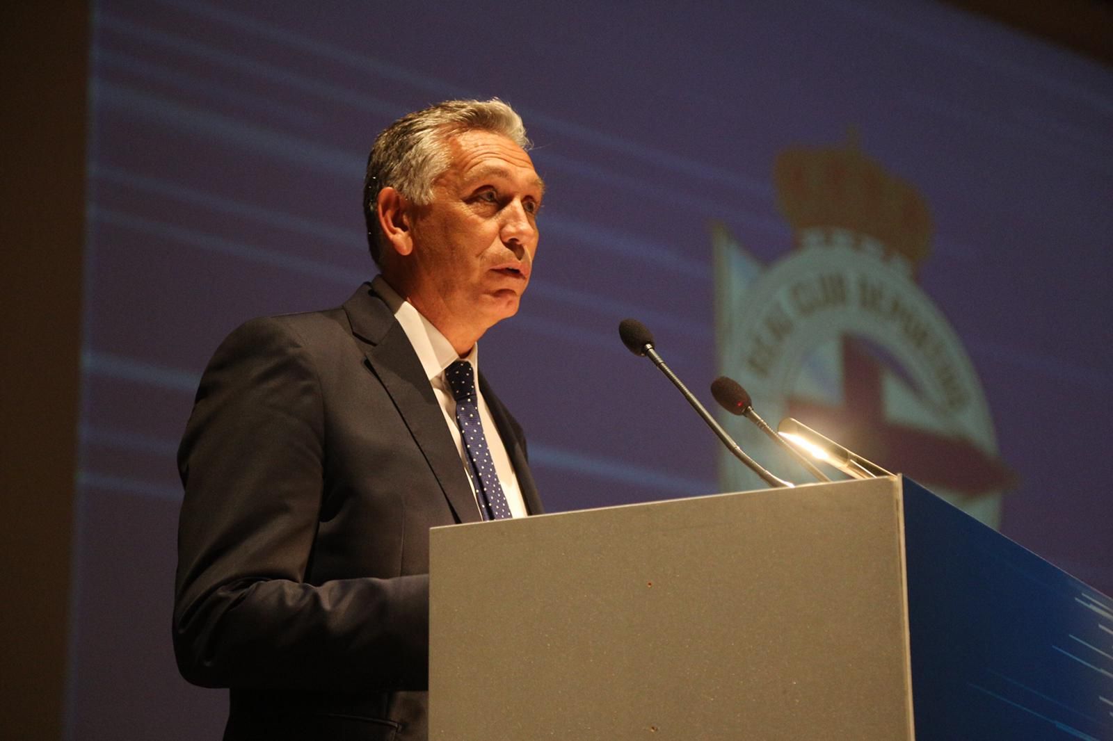 Paco Zas se dirige al auditorio en la Junta de Accionistas.