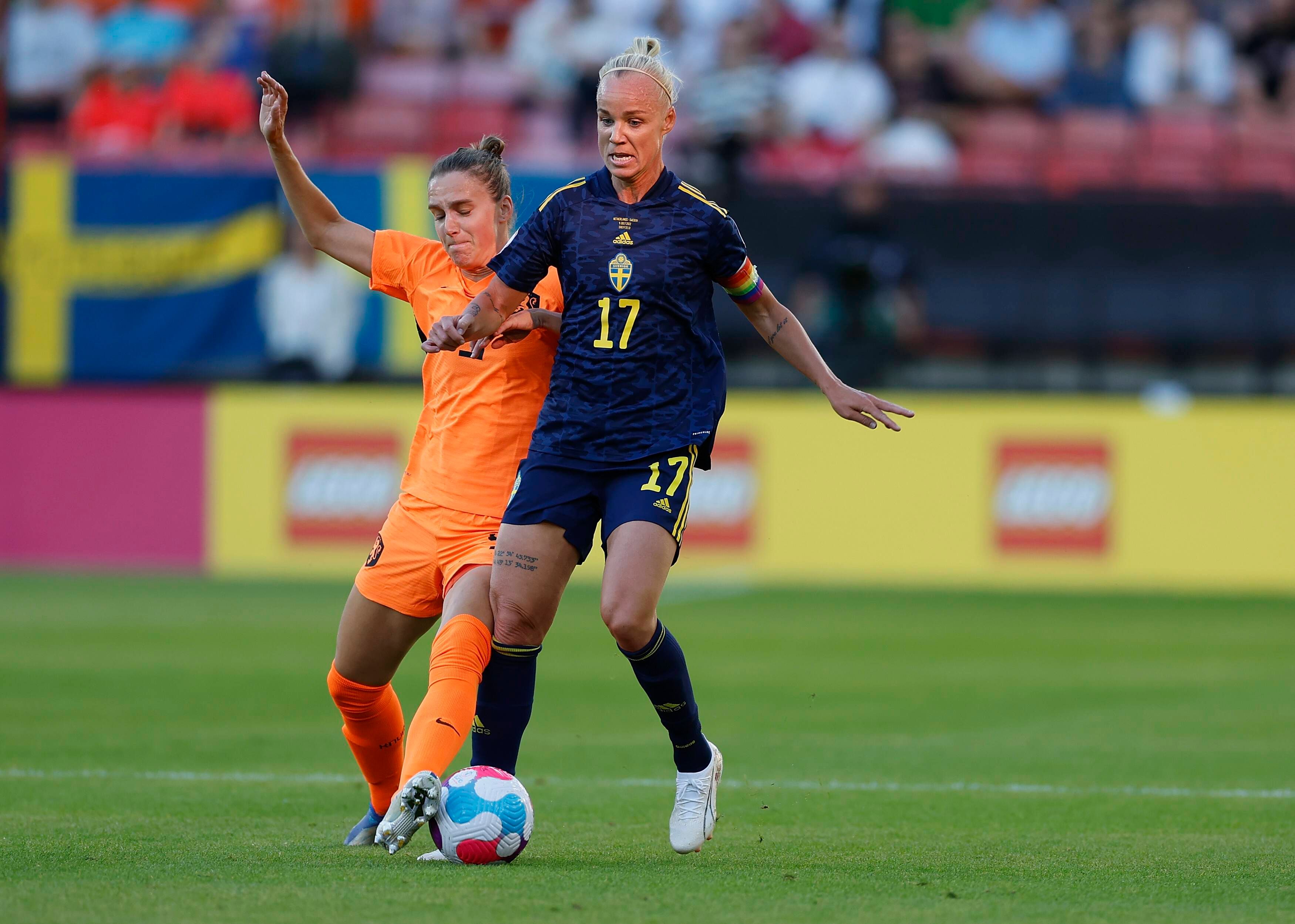 Vivianne Miedema presiona a Caroline Seger en el Países Bajos-Suecia.