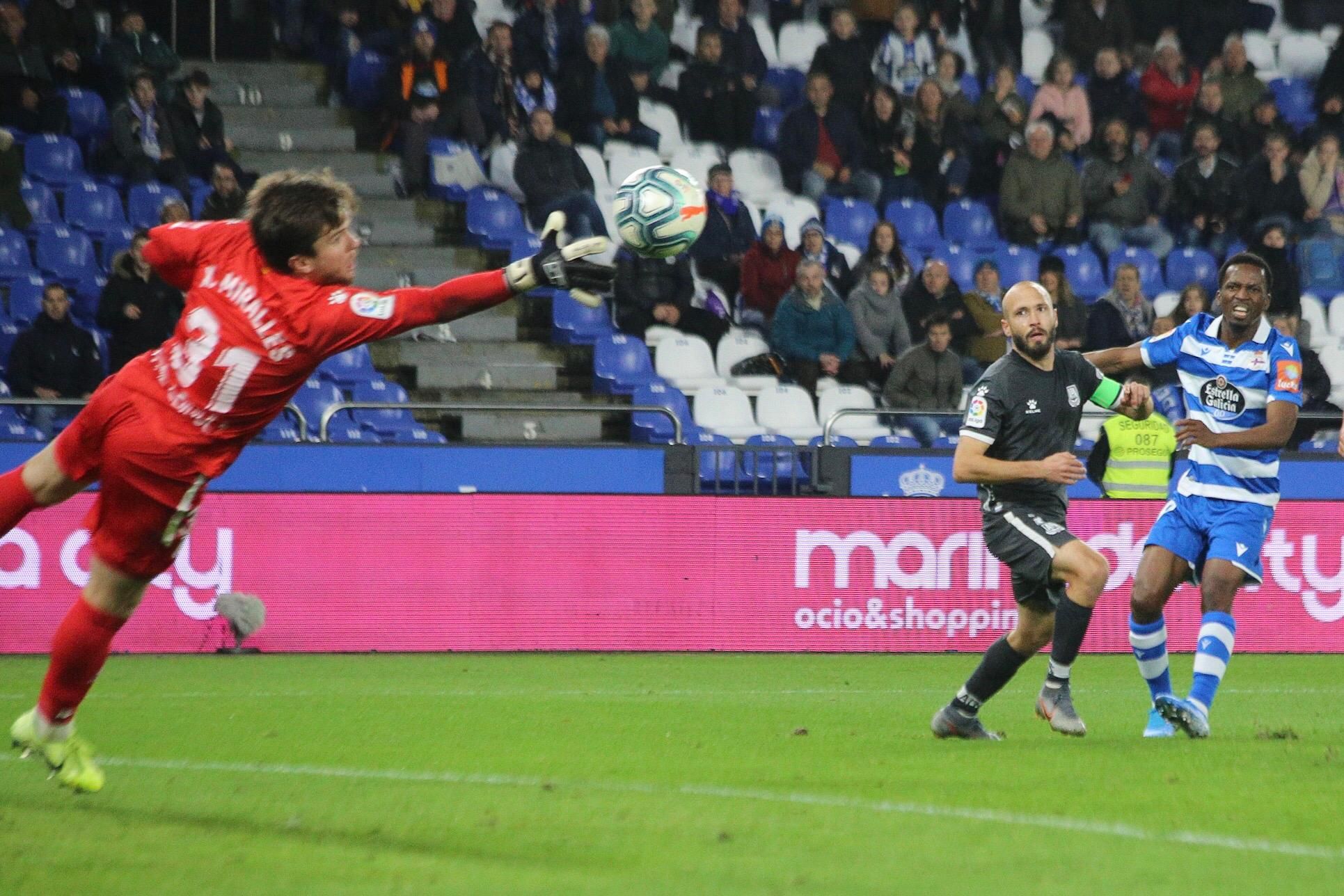  Parada de Miralles al remate de Koné en el Dépor-Alcorcón.