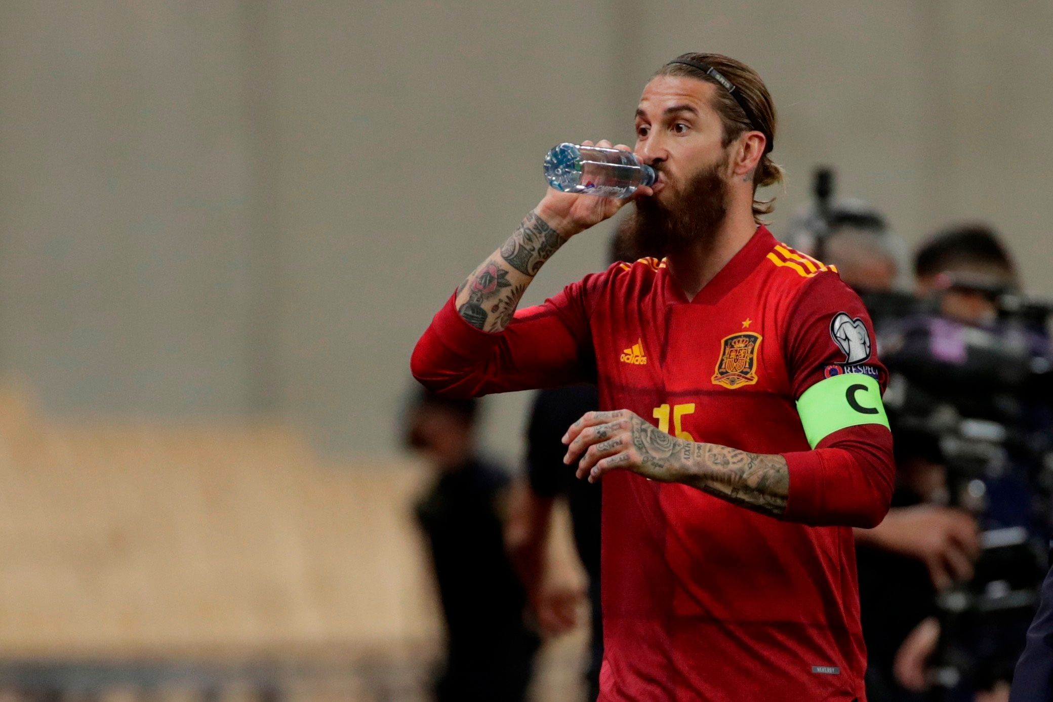  Sergio Ramos bebe de una botella en el España-Kosovo (FOTO: EFE).