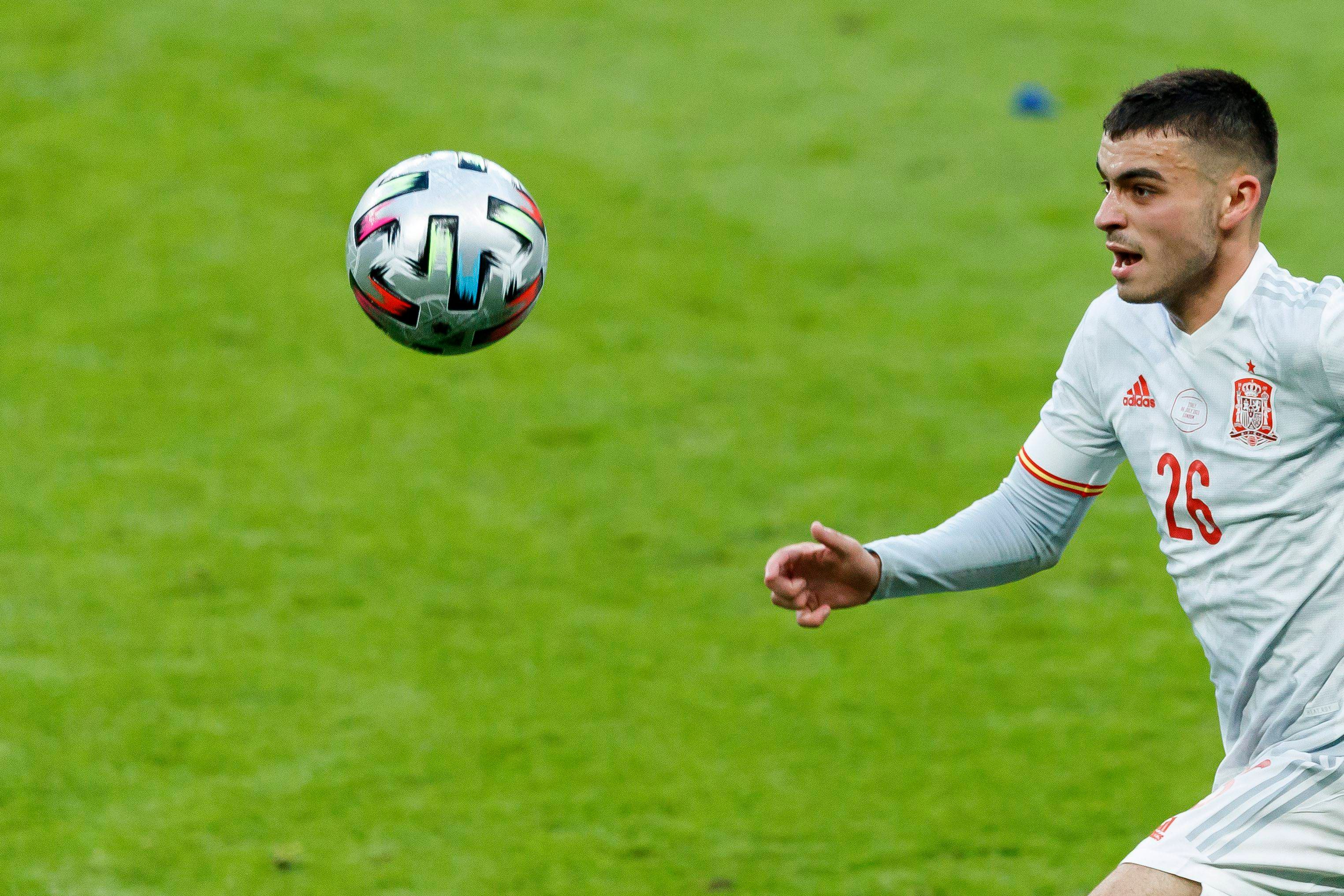 Pedri corriendo a por el balón en el España-Italia.