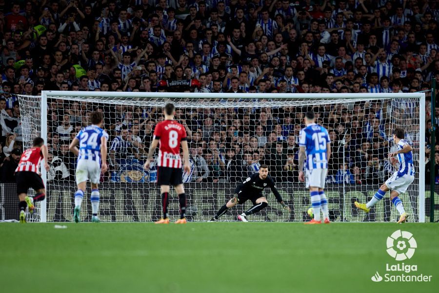 Oyarzabal convierte el penalti en el Real Sociedad-Athletic (Foto: LaLiga).