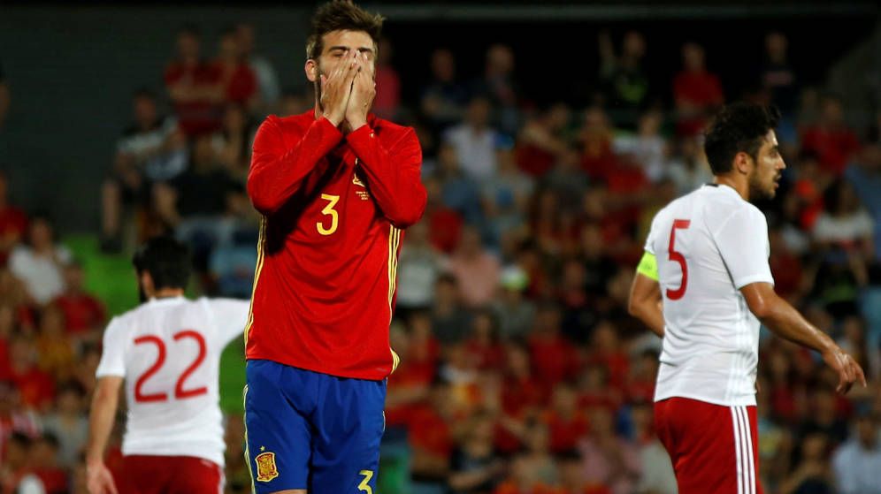 Piqué, lamentando una ocasión fallada con España.
