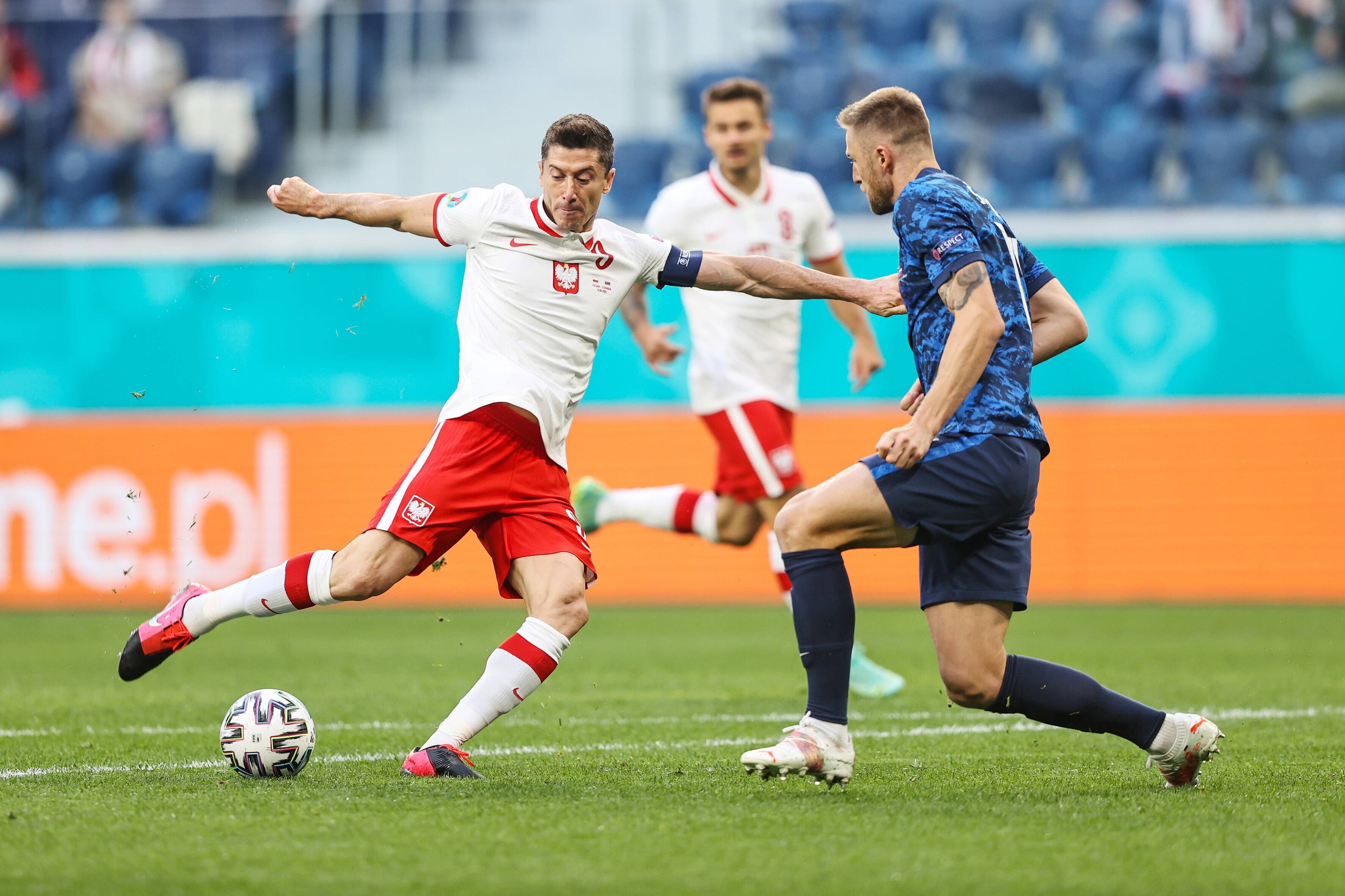  Robert Lewandowski golpea el balón en el Polonia-Eslovaquia.
