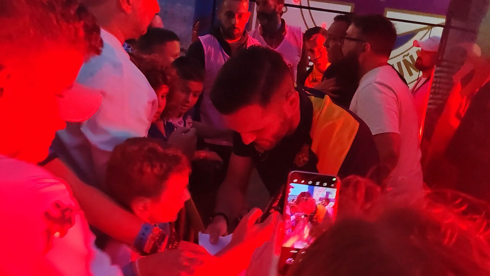 Lucas Pérez con los niños