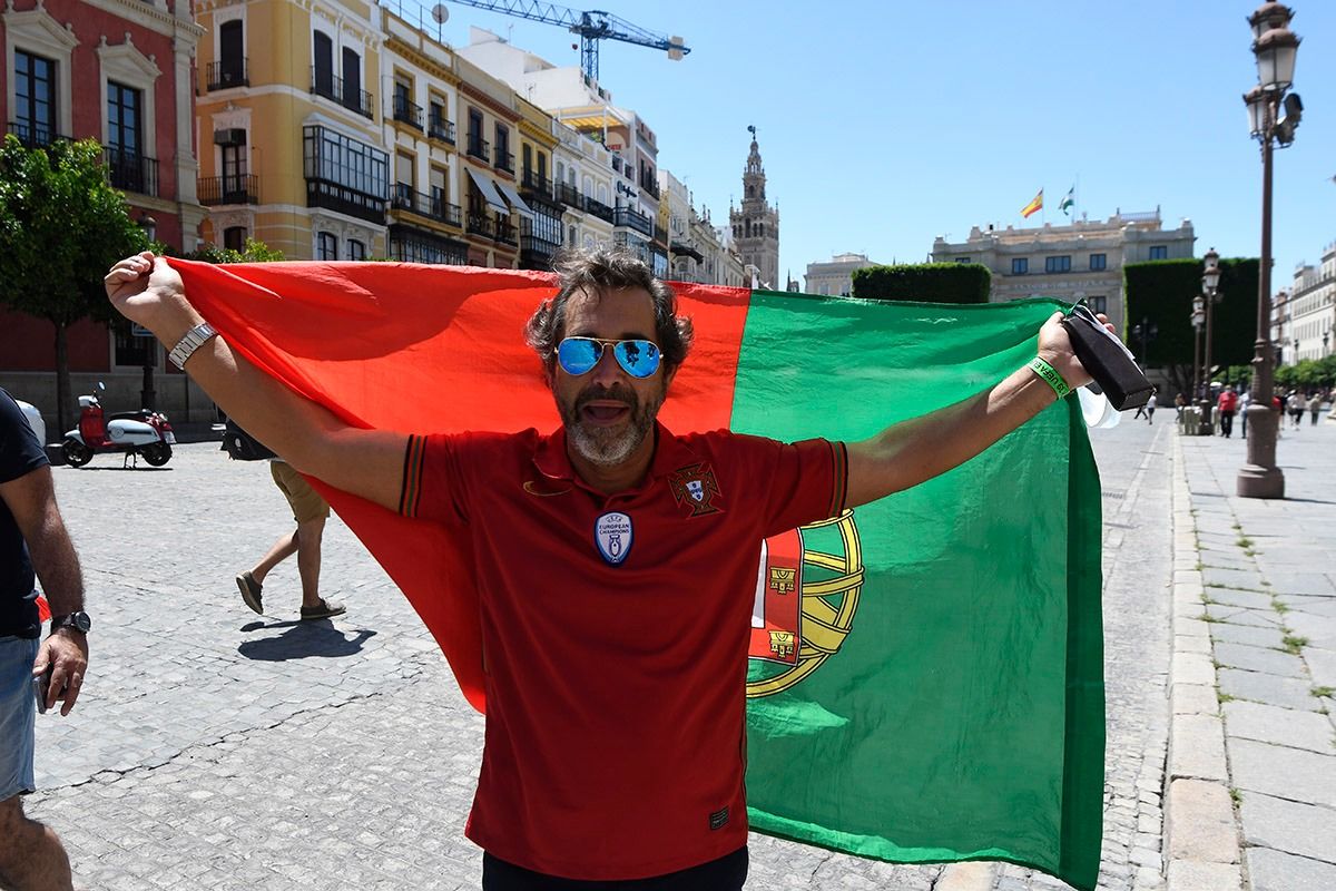 Aficionados de Portugal, por las calles de Sevilla.
