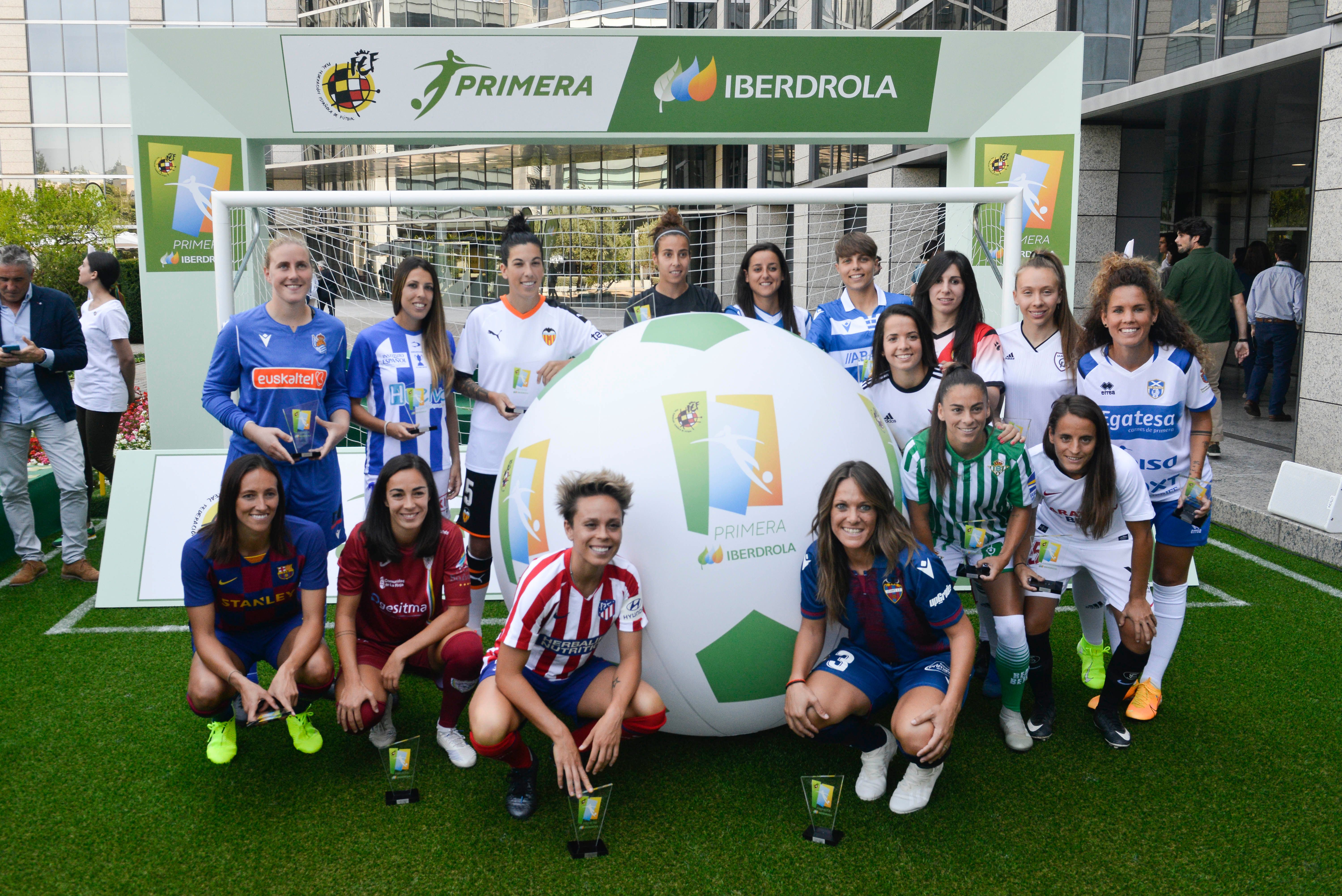  Las representantes de los equipos de la Primera Iberdrola posan en la presentación de la competición.