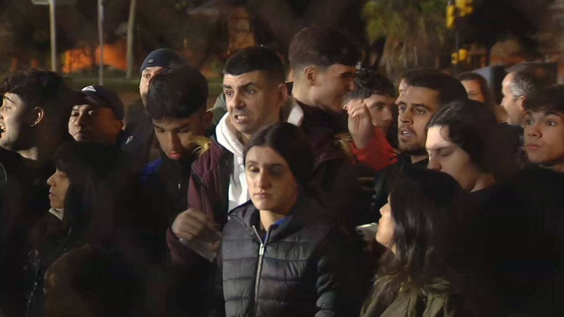  Aficionados del Valencia protestan al no poder acceder al partido en Parla a pesar de que tenían entradas