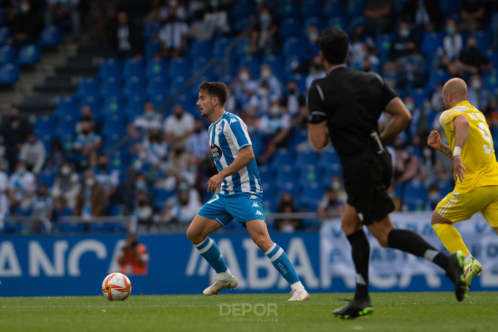  Deportivo - Badajoz con Miguel González Díaz, árbitro, de espaldas.