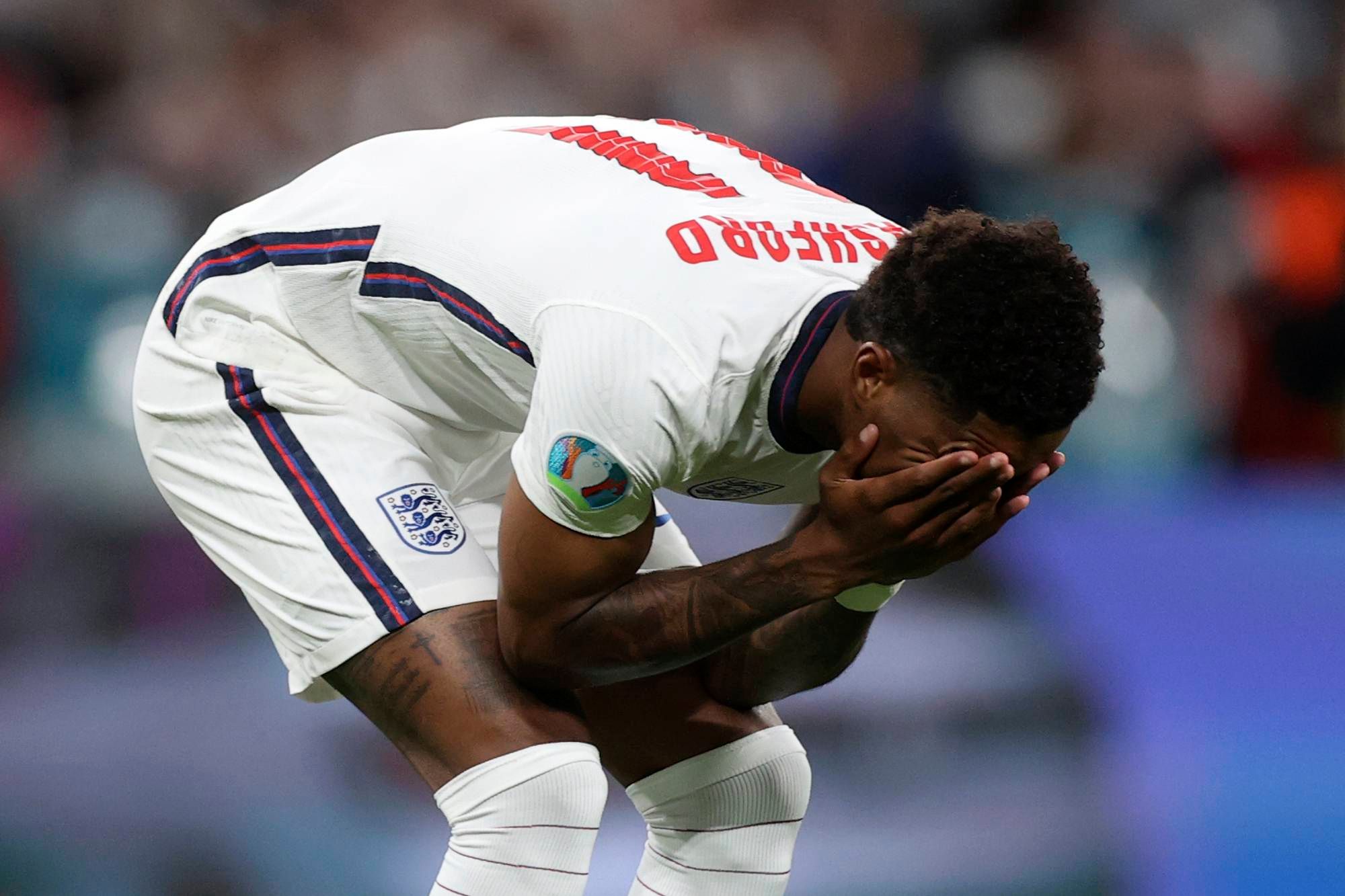  Rashford se lamenta tras fallar uno de los penaltis de la tanda de la final de la Eurocopa (Foto: C