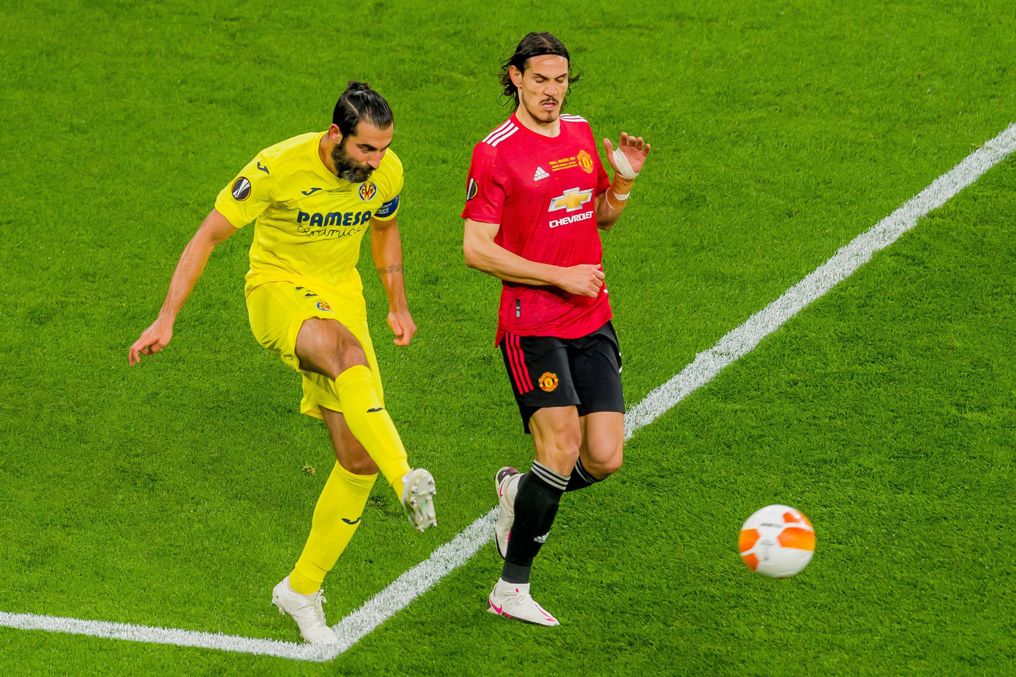 Raúl Albiol golpea el balón ante Cavani.