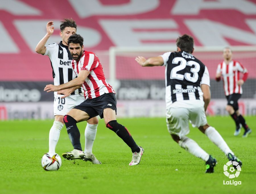  Raúl García aguanta la presión de Bardhi en San Mamés.