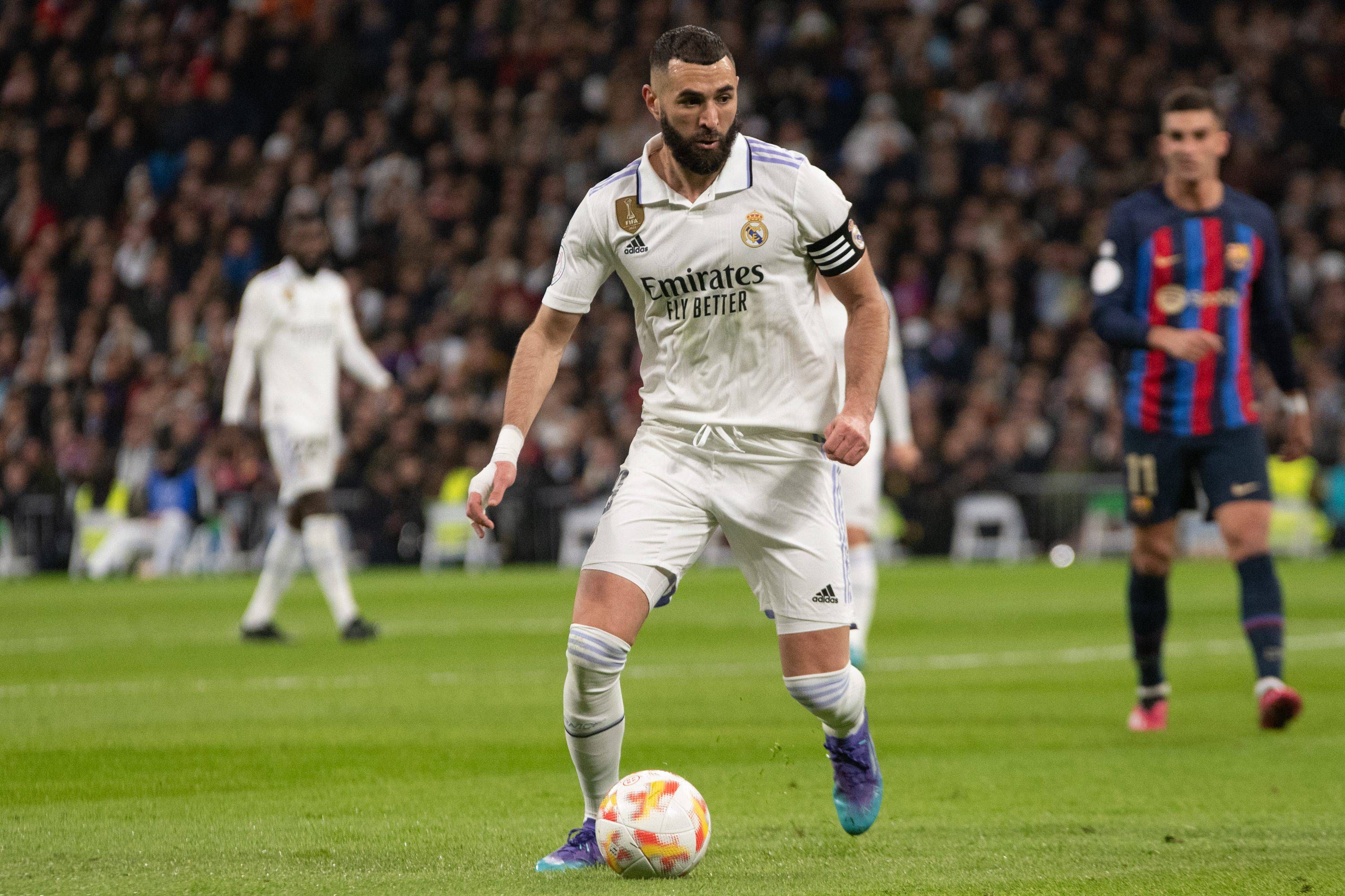 Karim Benzema busca un pase en el Clásico.