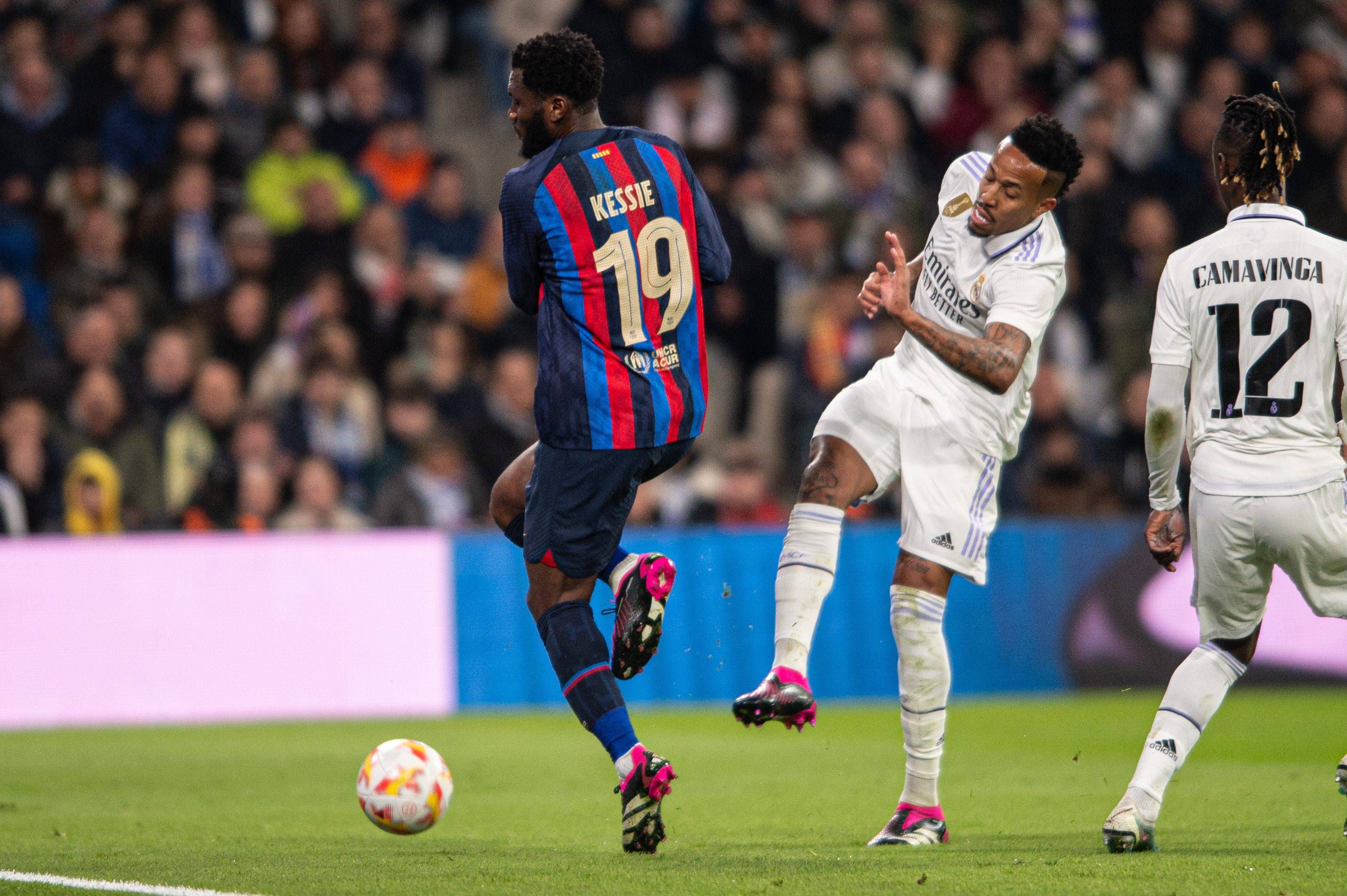 Éder Militao despeja delante de Franck Kessié en El Clásico (Foto: Cordon Press).