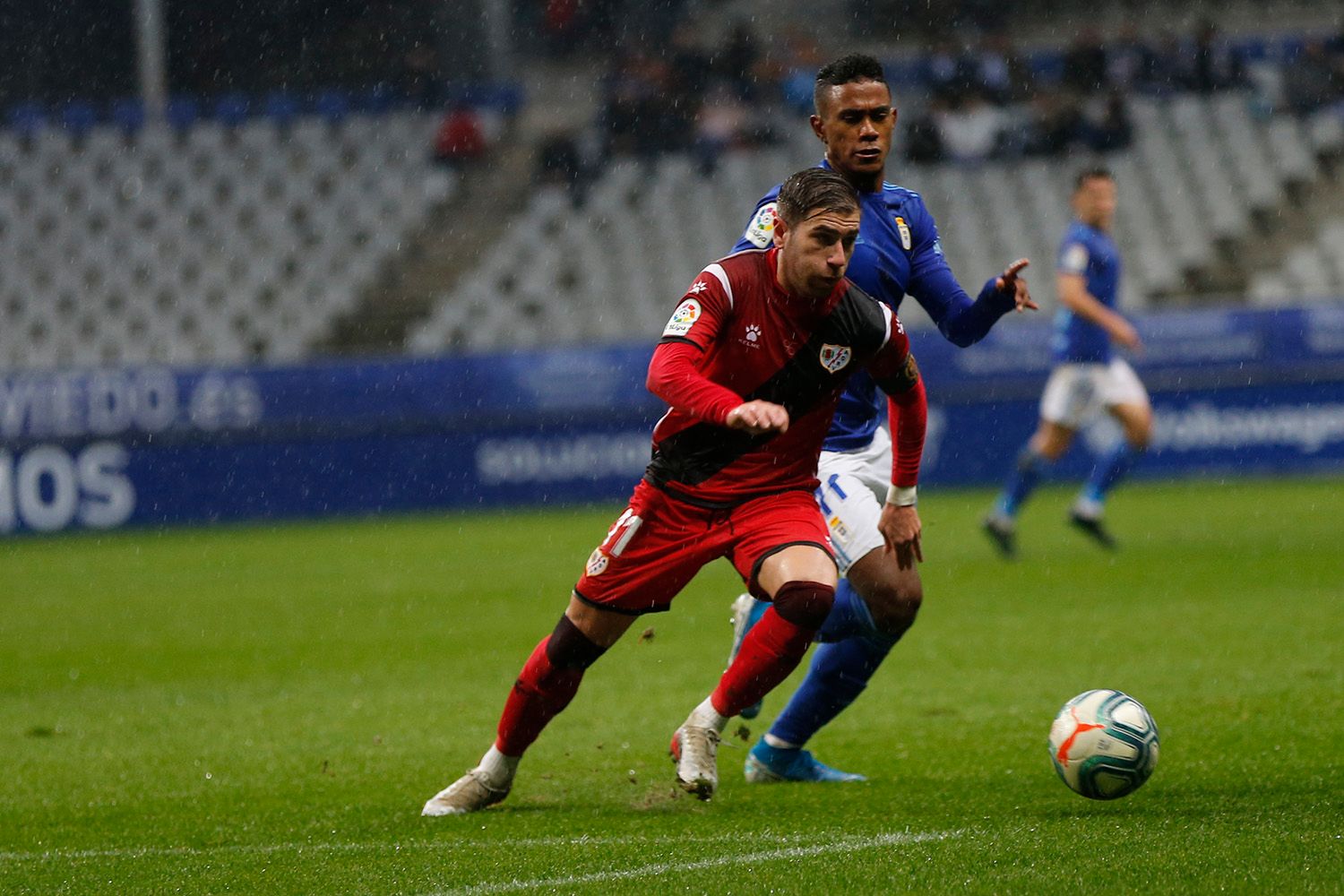  Bárcenas pugna por hacerse con el esférico.