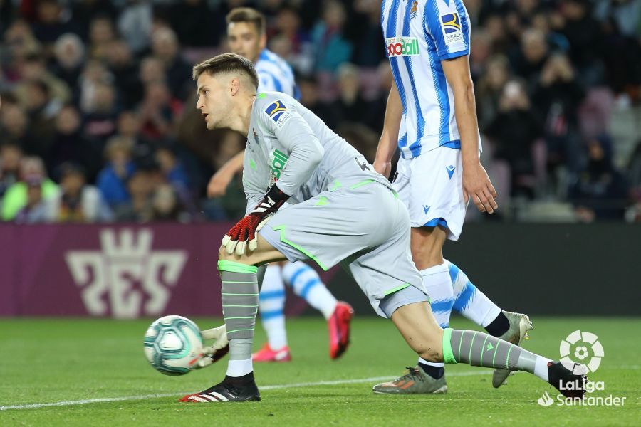 Remiro se dispone a sacar el esférico.