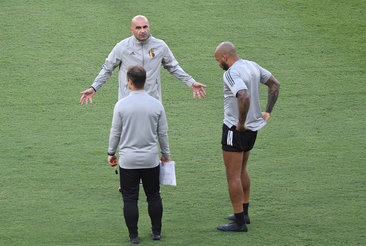  Roberto Martínez habla con Thierry Henry durante un entrenamiento.
