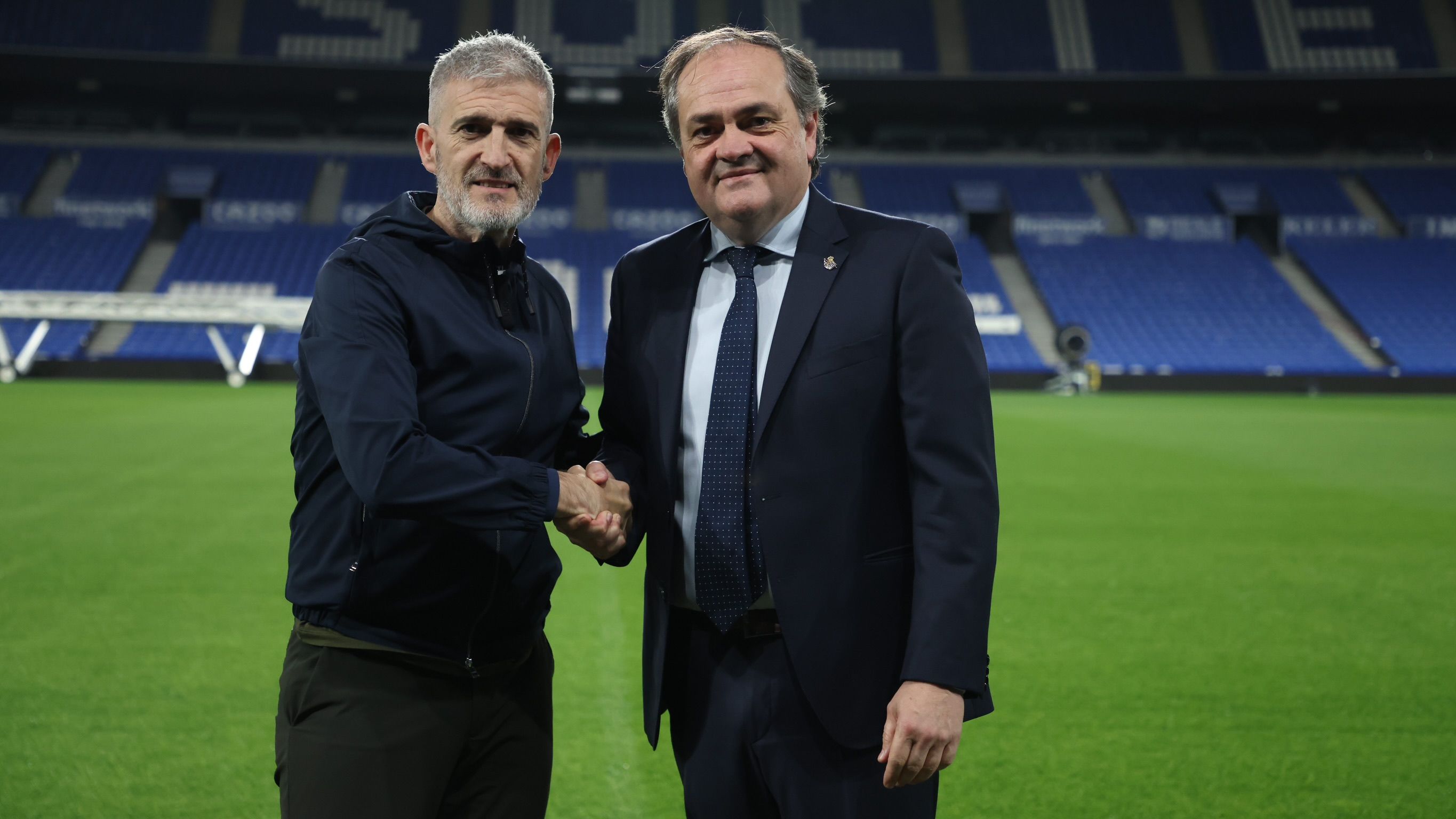  Roberto Olabe y Jokin Aperribay se aprietan la mano tras la renovación del director de Fútbol de la Real Sociedad.