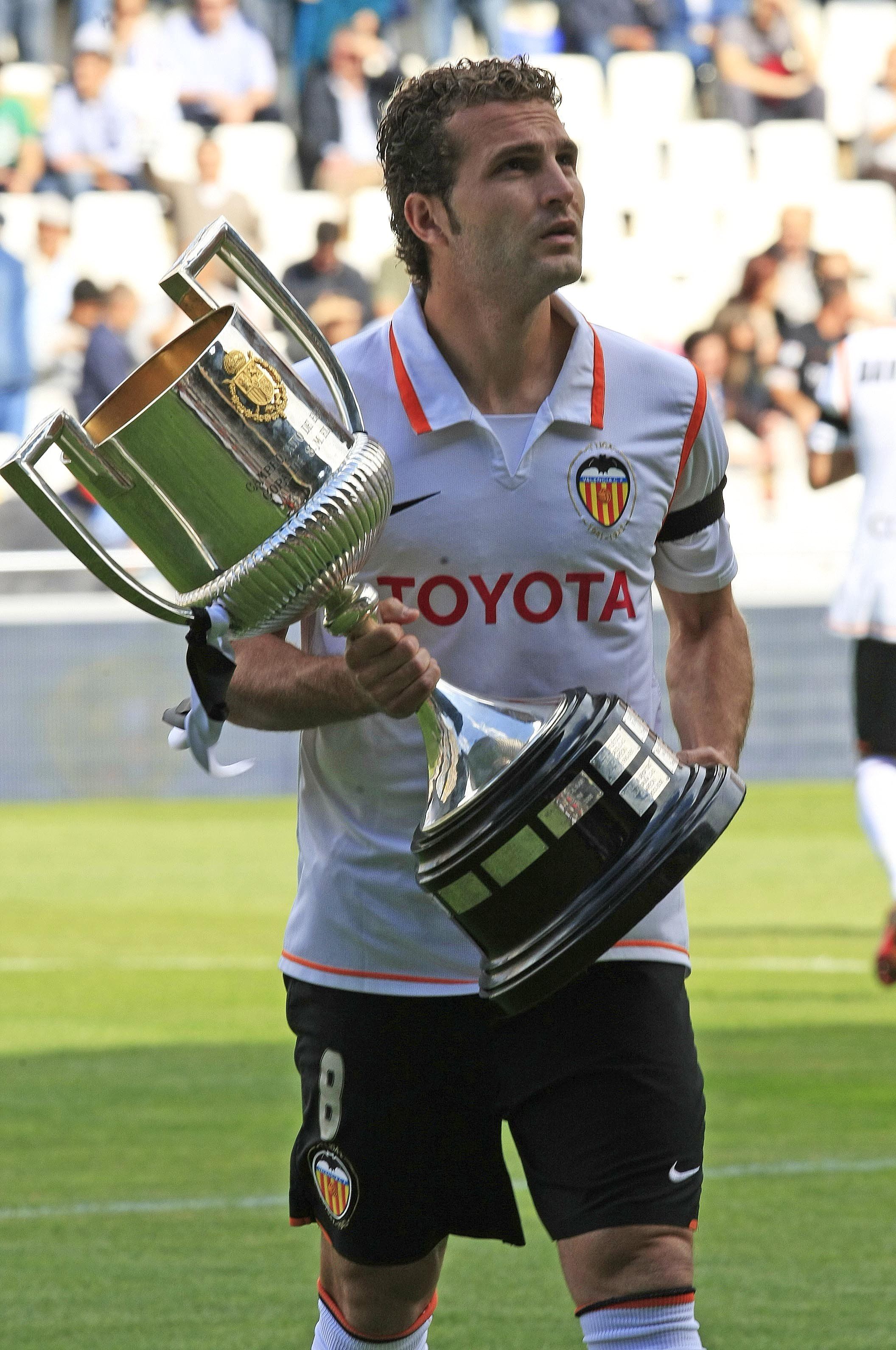 Rubén Baraja, con la Copa del Rey ganada en 2008 cion el Valencia