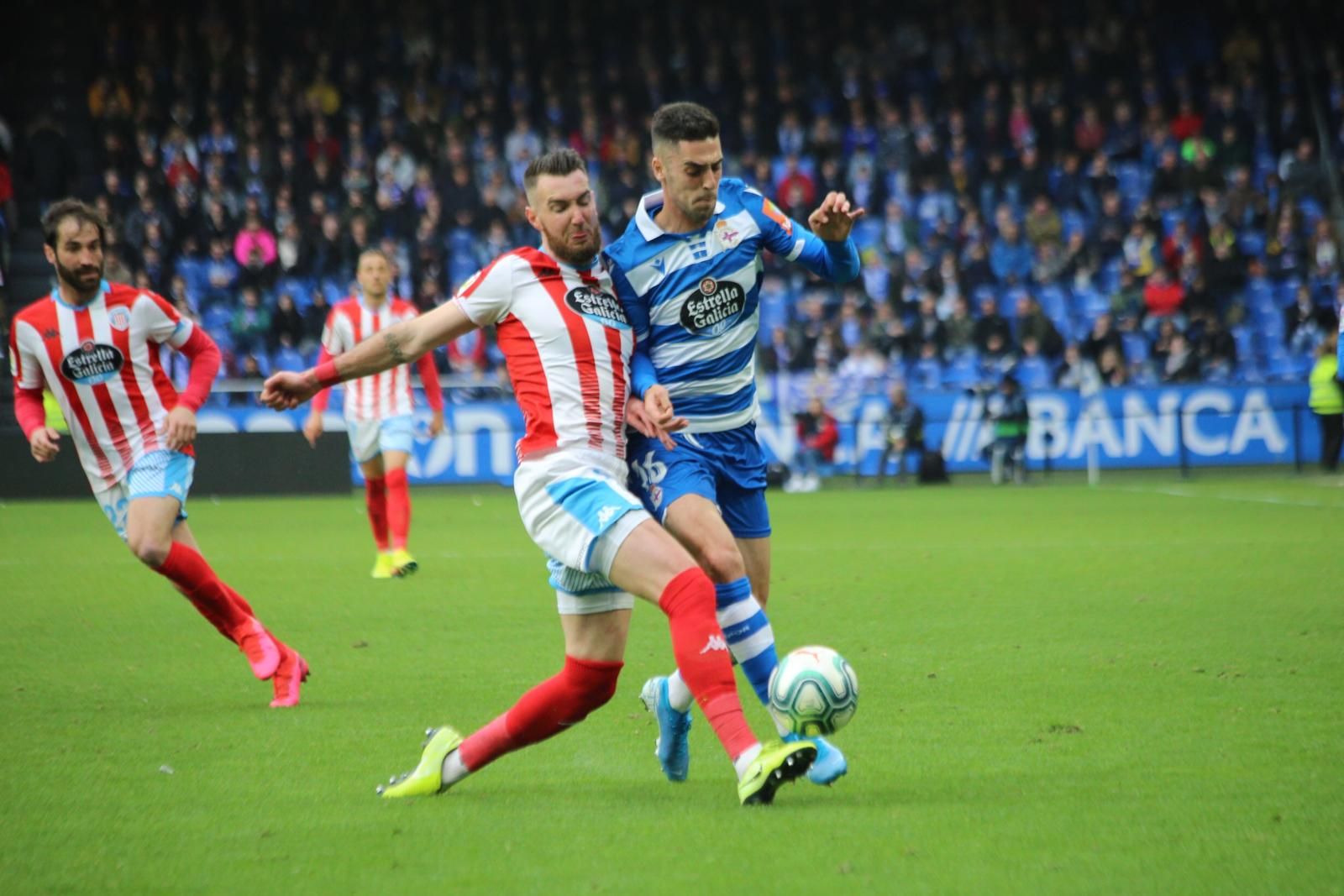  Sabin Merino pelea por un balón durante el Dépor-Lugo.