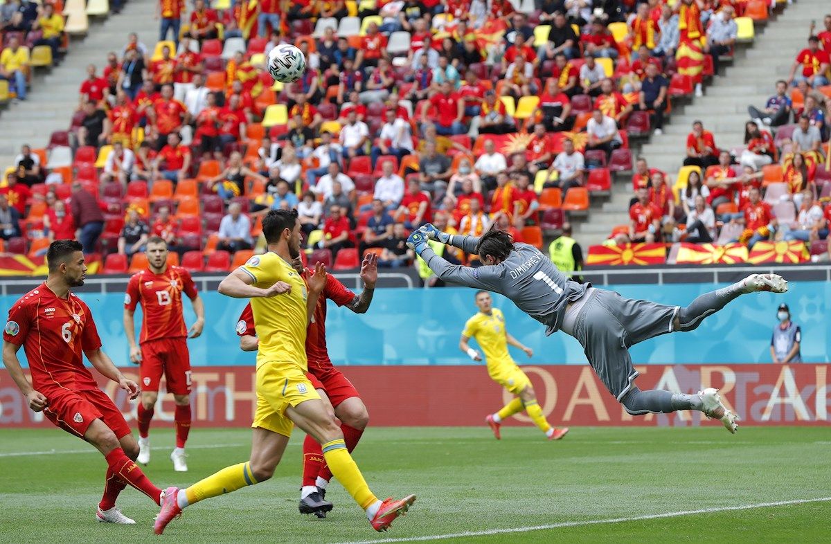  Salida de puños de Dimitrievski en el Ucrania-Macedonia.