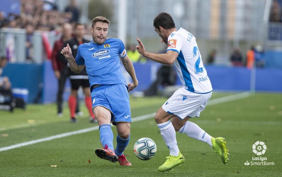  Salva Ruiz presiona a Iribas en el Fuenla-Dépor.