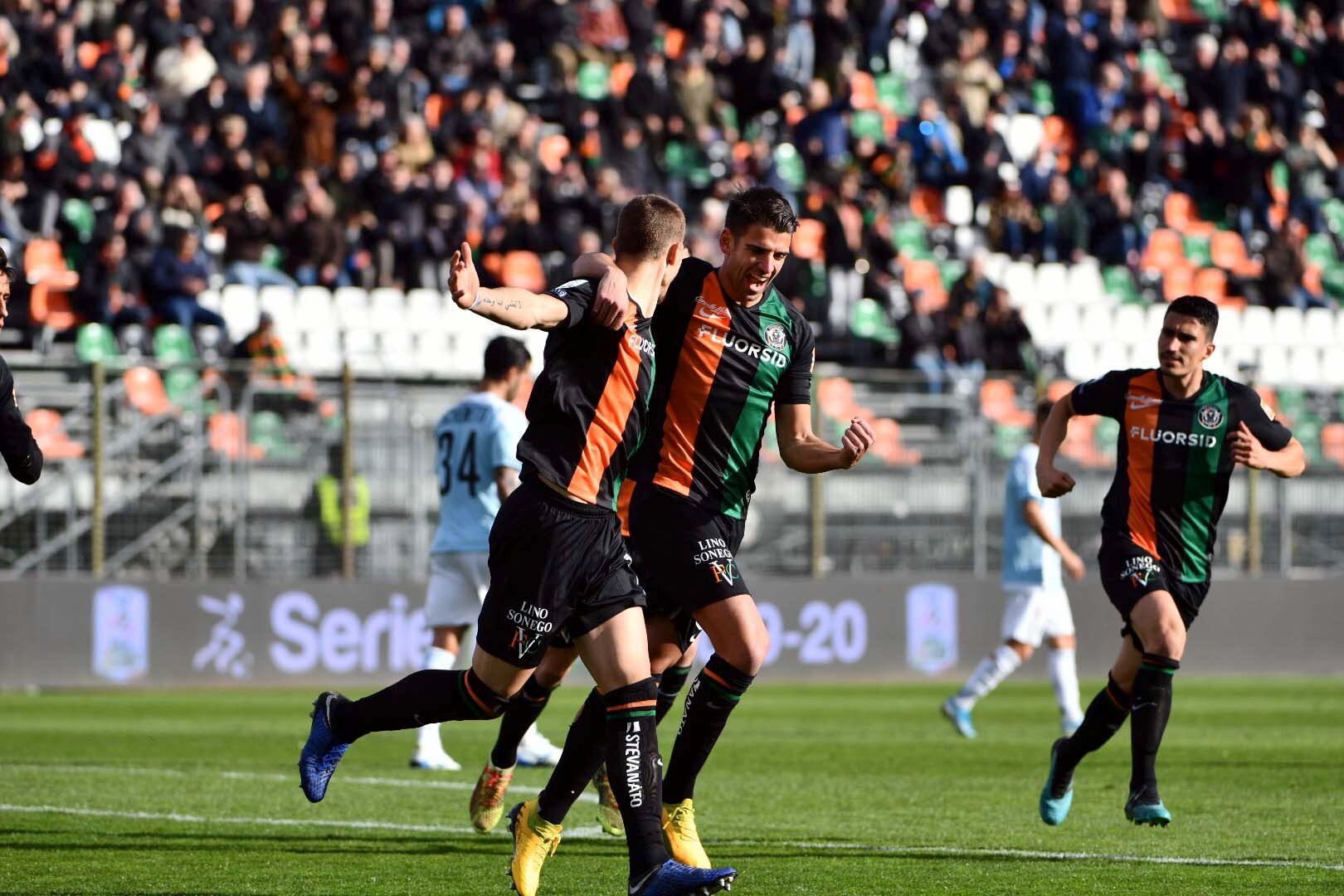  Samuele Longo celebra su primer gol con el Venezia FC.