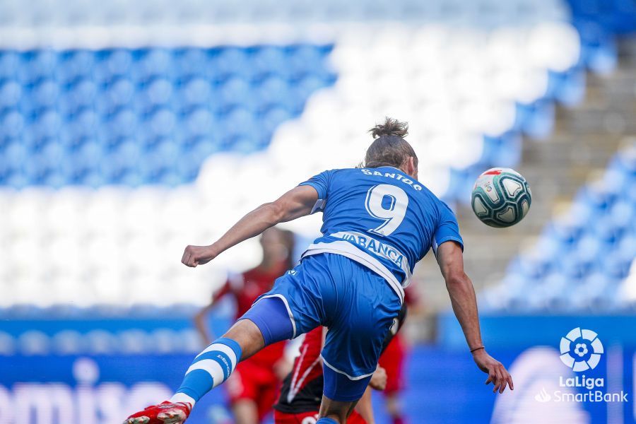  Christian Santos remata de cabeza para marcarle al Rayo.
