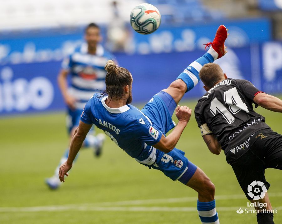  Christian Santos dispara para marcar el gol ante el Huesca.