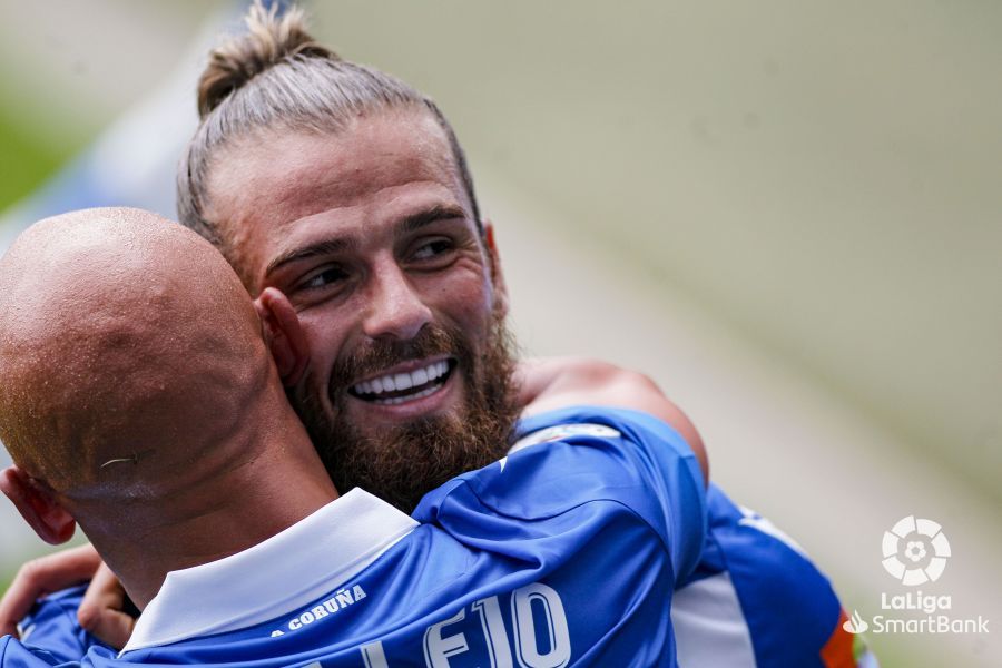  Christian Santos celebra con Mollejo su gol ante el Huesca.