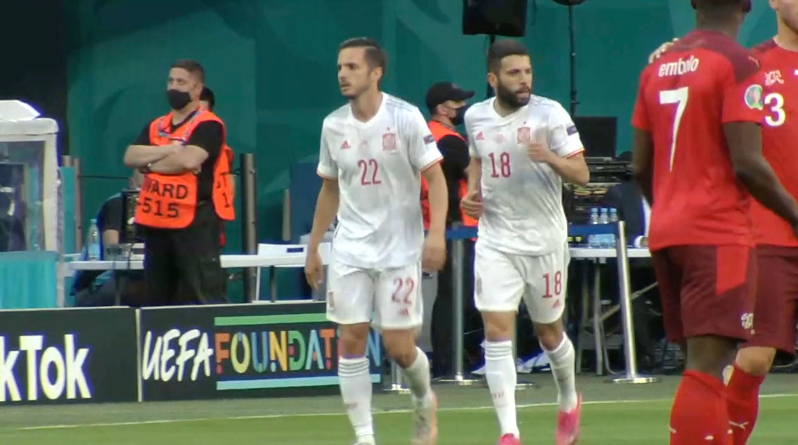  Pablo Sarabia mira al banquillo tras el gol de Jordi Alba en el partido de cuartos ante Suiza.