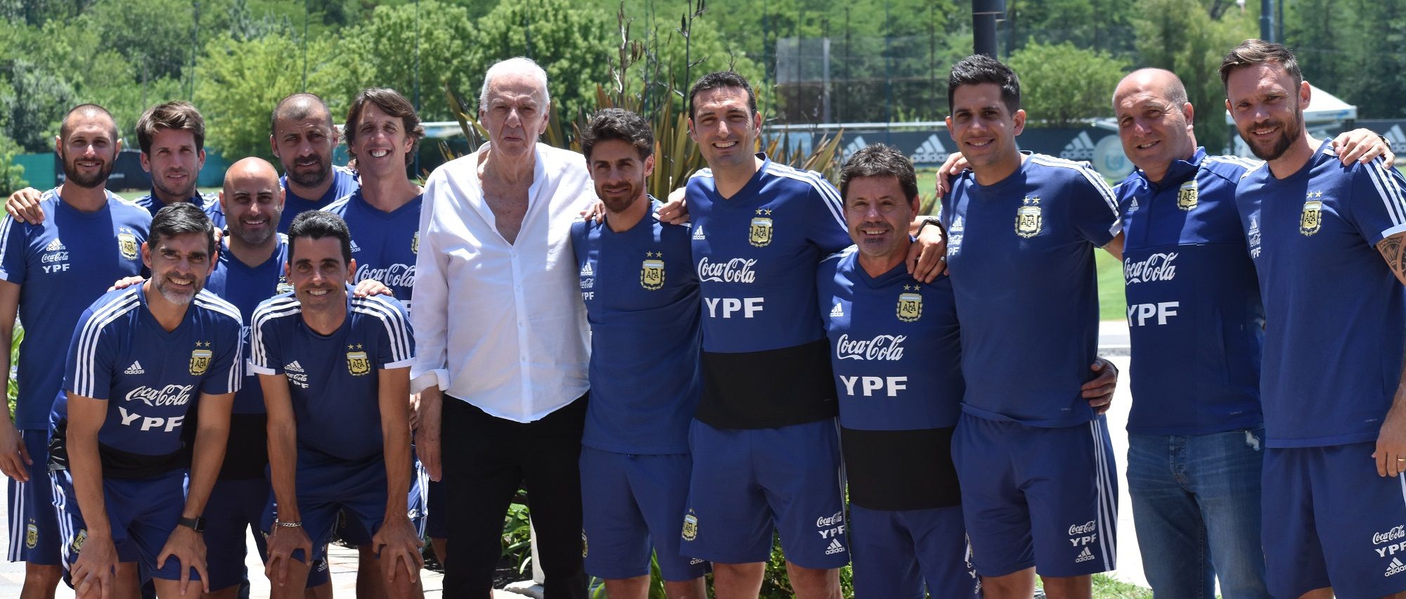  Lionel Scaloni y su cuerpo técnico, junto a César Luis Menotti.
