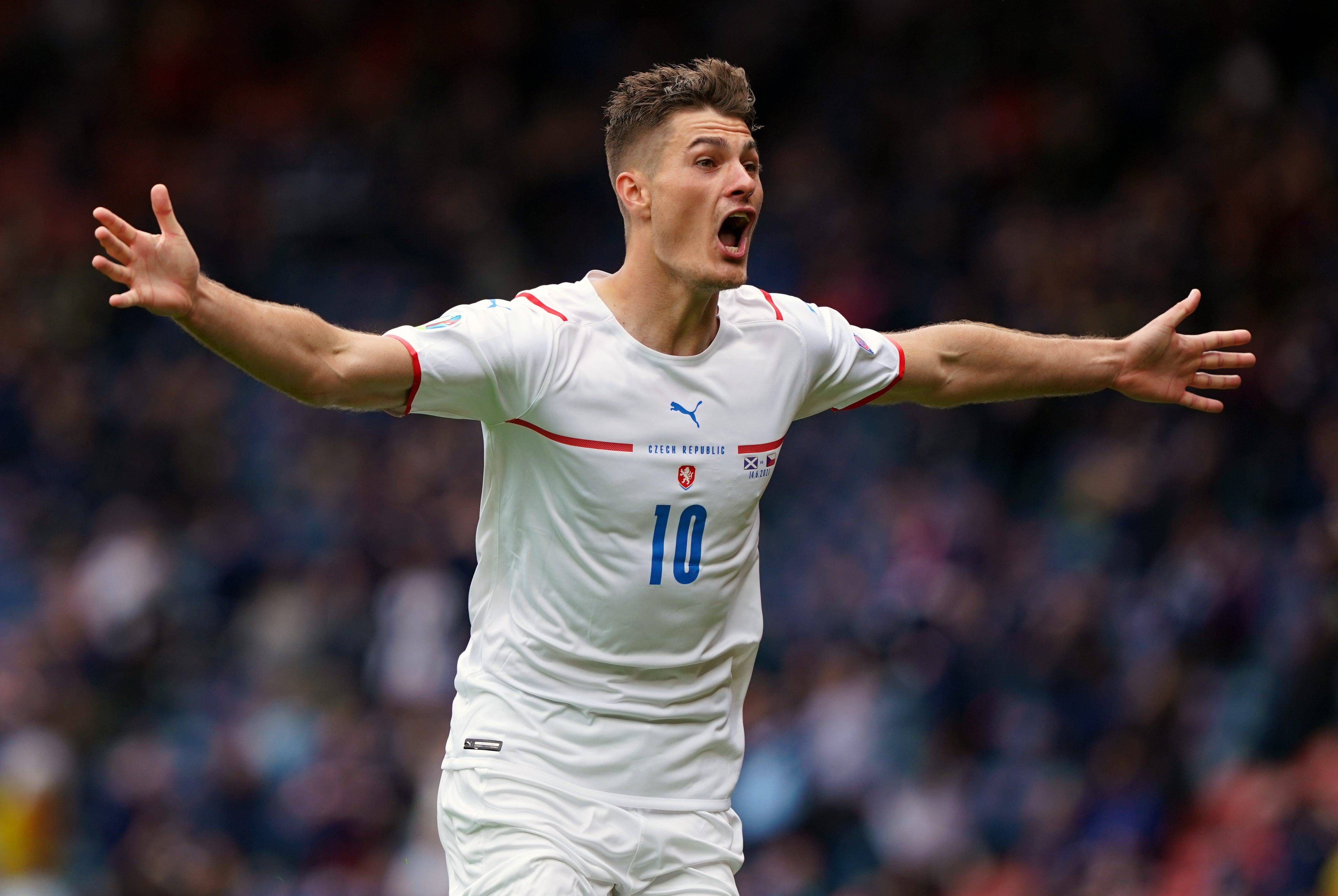 schick_celebra_su_golazo_ante_escocia_en_la_eurocopa_foto_cordon_press__001.jpg