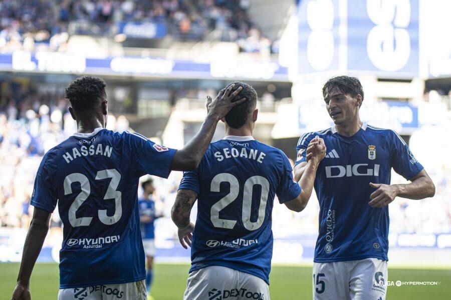  Seoane, tras su gol al Almería en el Carlos Tartiere.