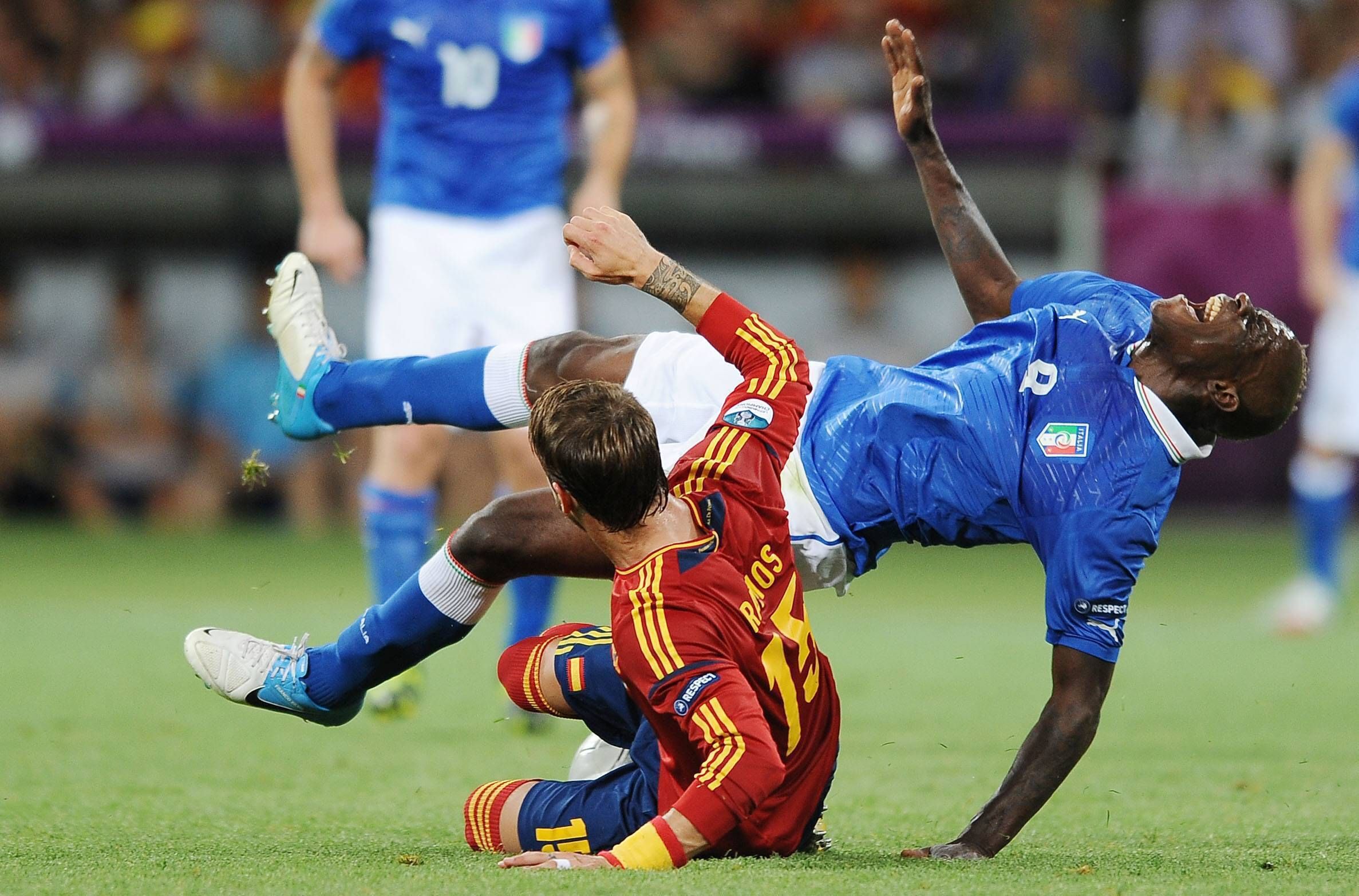  Sergio Ramos comete una entrada sobre Balotelli en la final de la Eurocopa 2012 entre España e Italia.