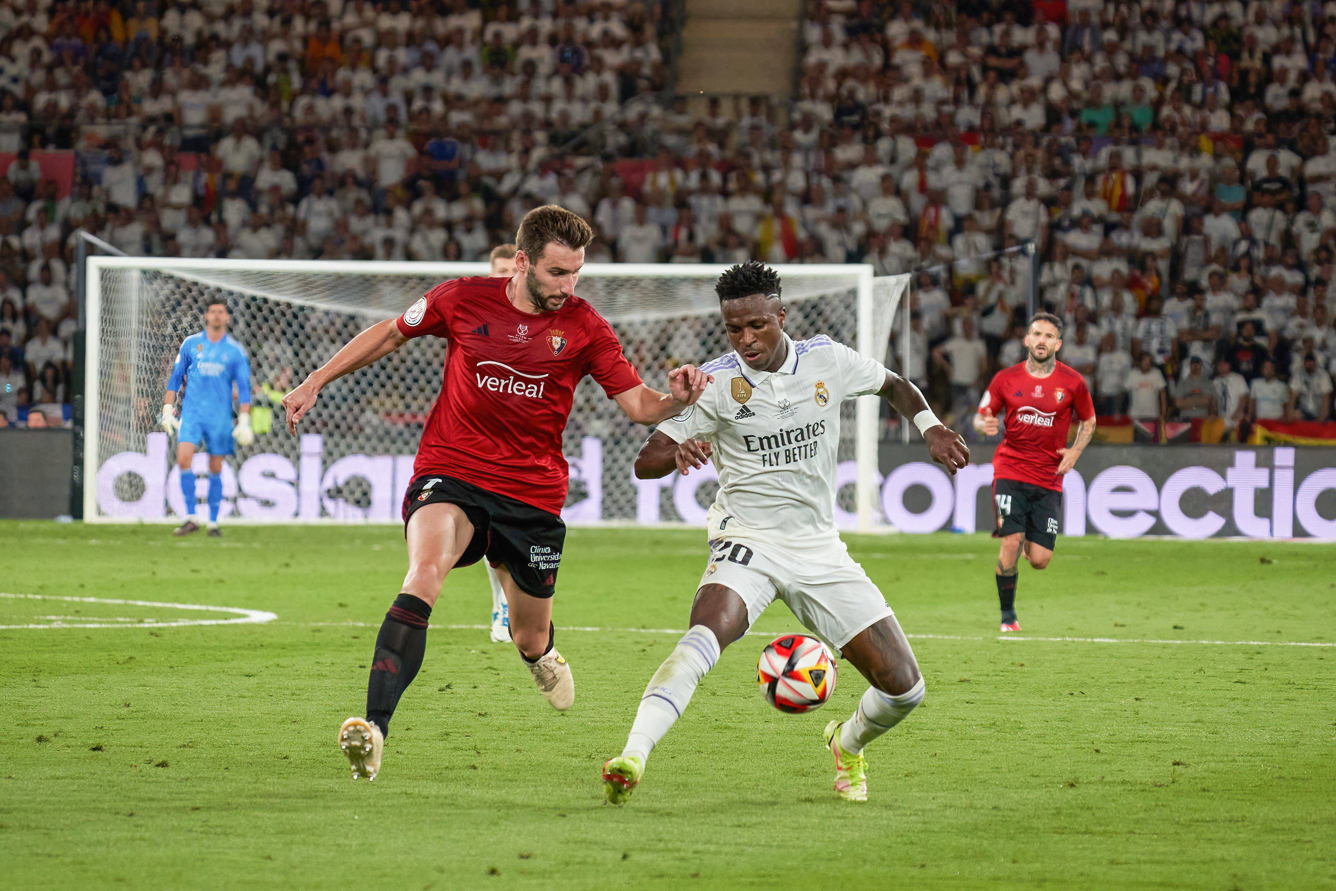  Jon Moncayola junto a Vinícius Jr durante la final de la Copa del Rey 2022-2023 en el estadio de La Cartuja.