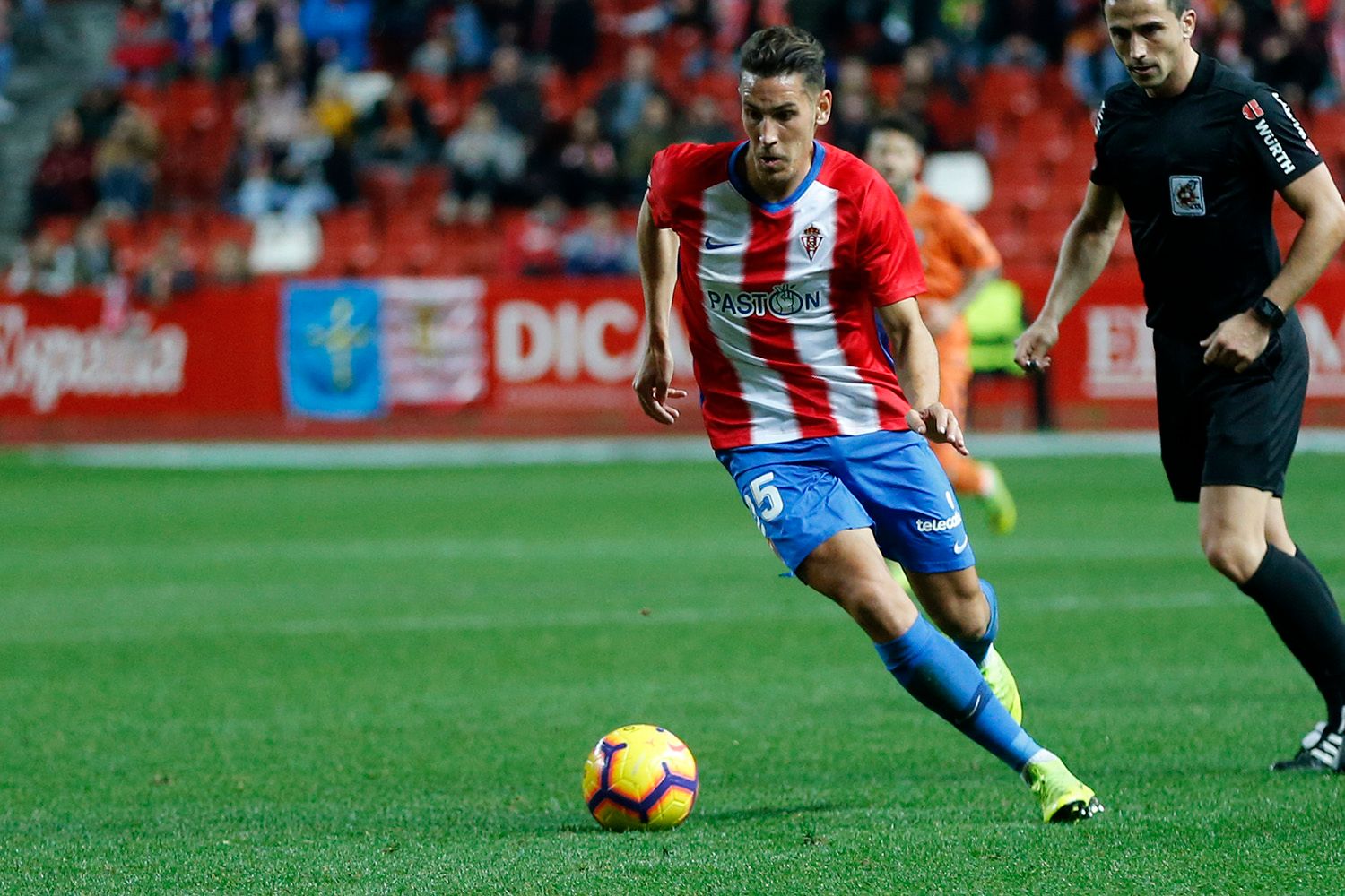  Álex Alegría, durante el Sporting-Osasuna.
