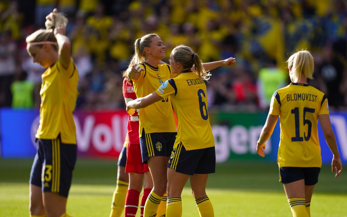 Las jugadoras de Suecia celebran un gol a Suiza.