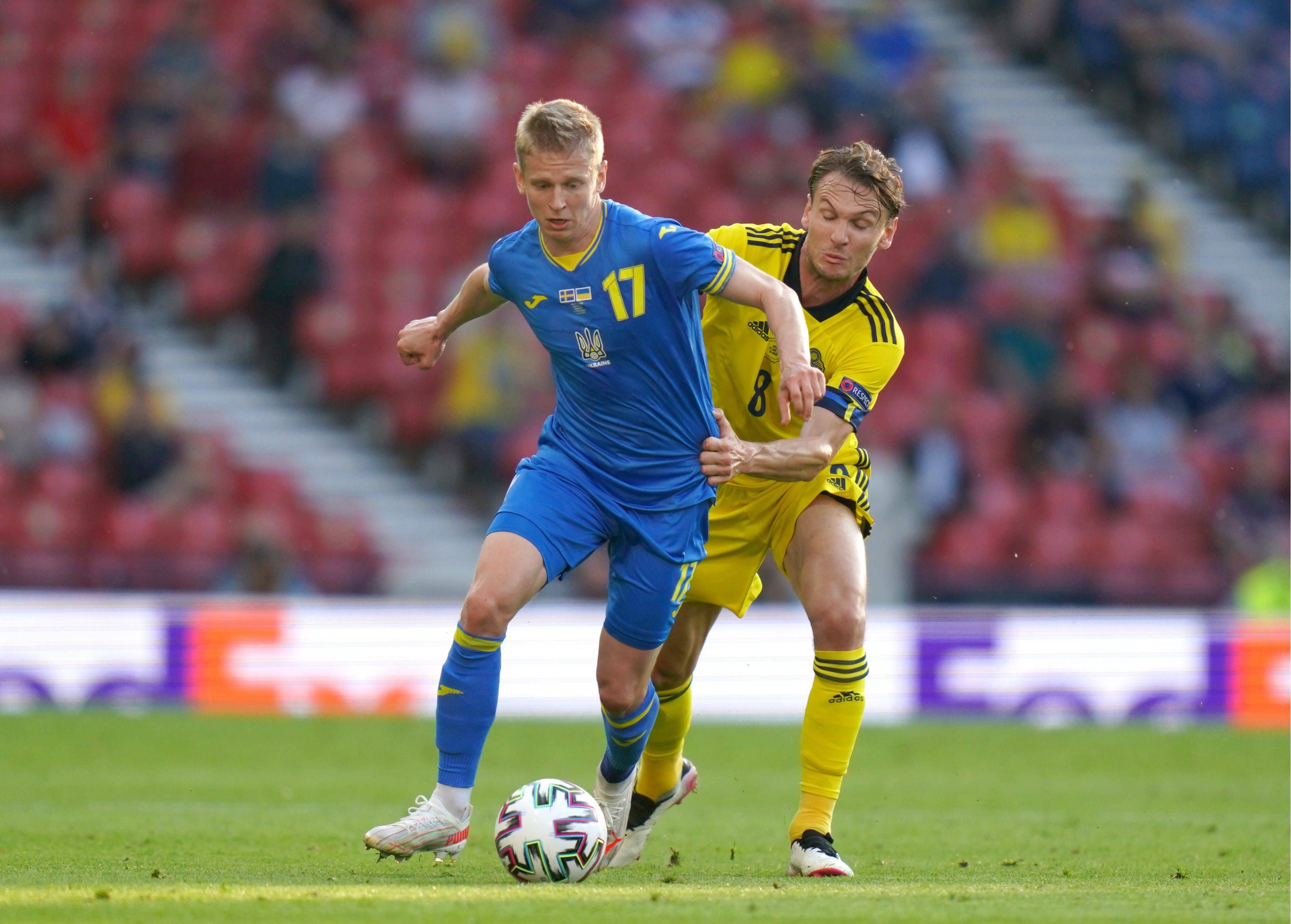  Aleksander Zinchenko, ante Lindelof en el Suecia-Ucrania.