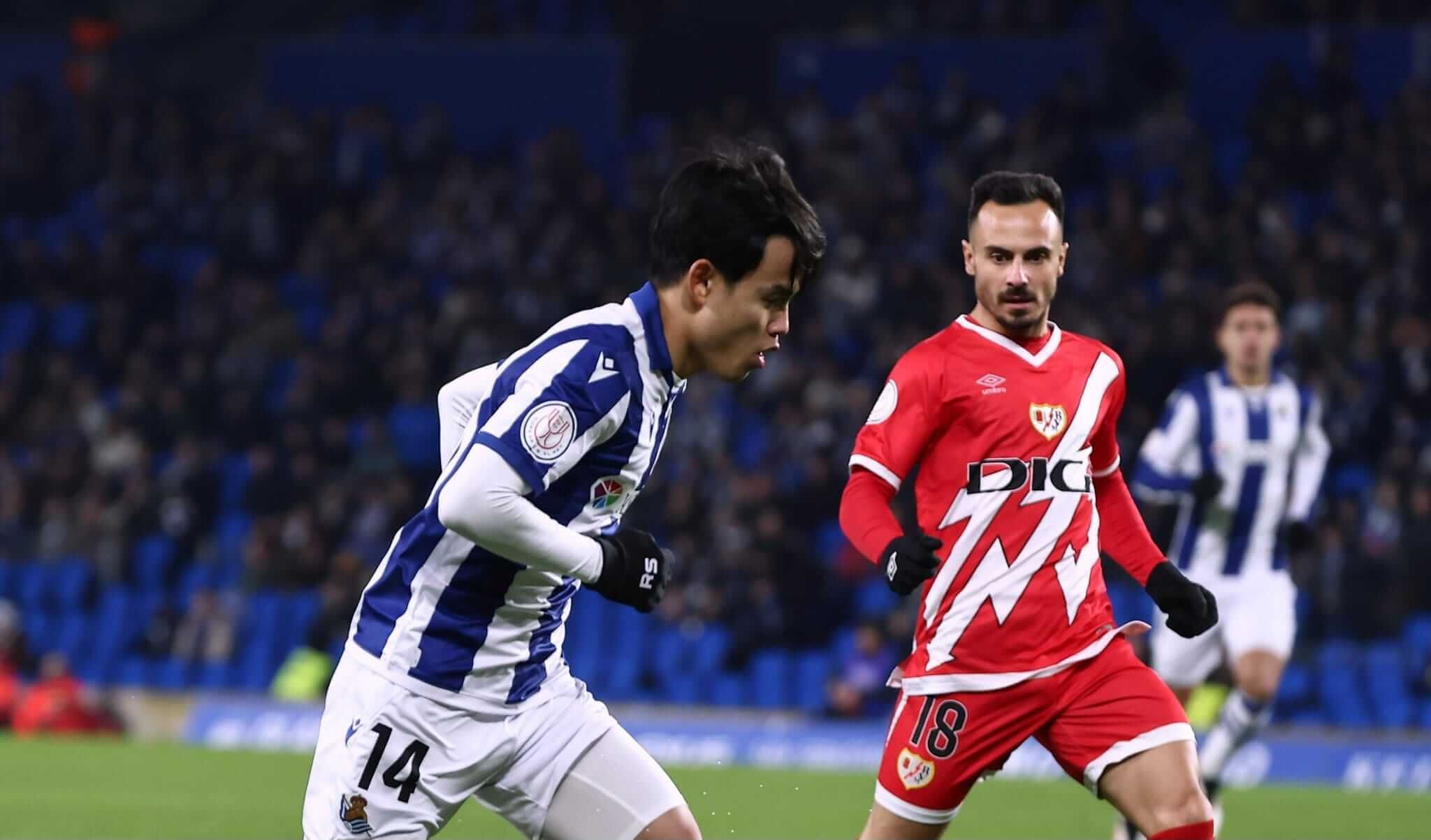  Take Kubo trata de irse por la banda.