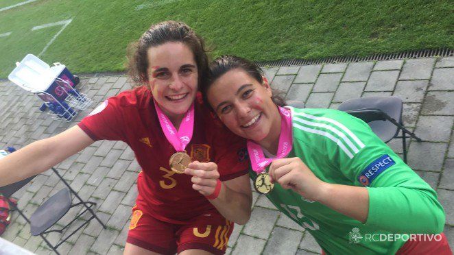  Tere Abelleira y Malena Mieres, con su medalla de oro tras lograr el Europeo sub 19.