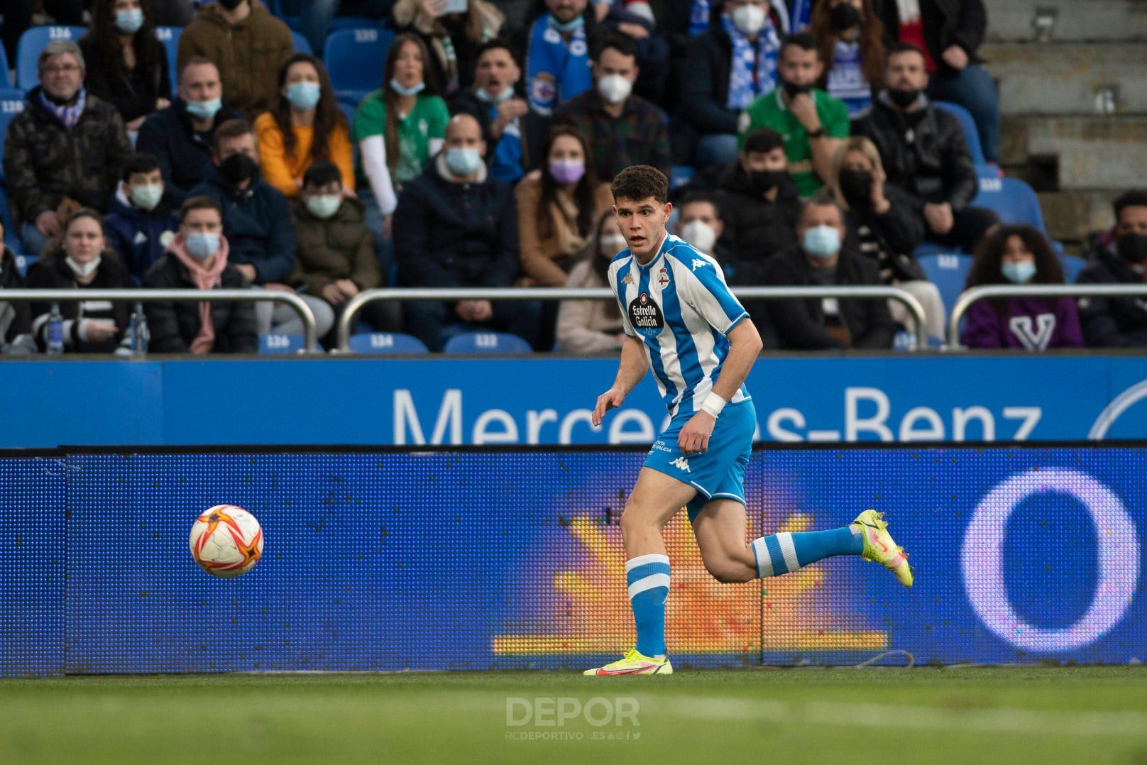 Trilli con el balón durante un partido del Dépor.