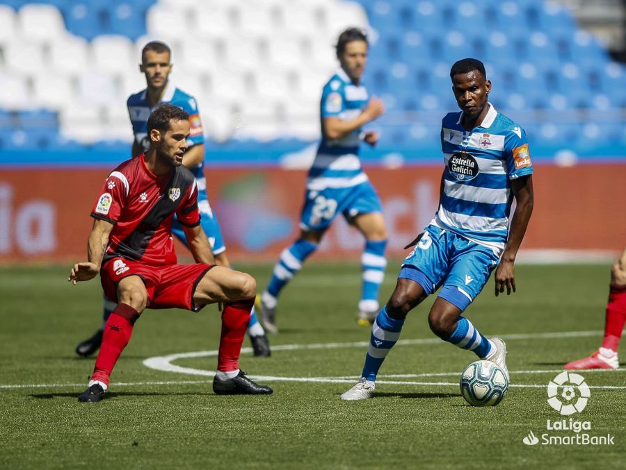  Uche Agbo, en un lance del Dépor-Rayo.