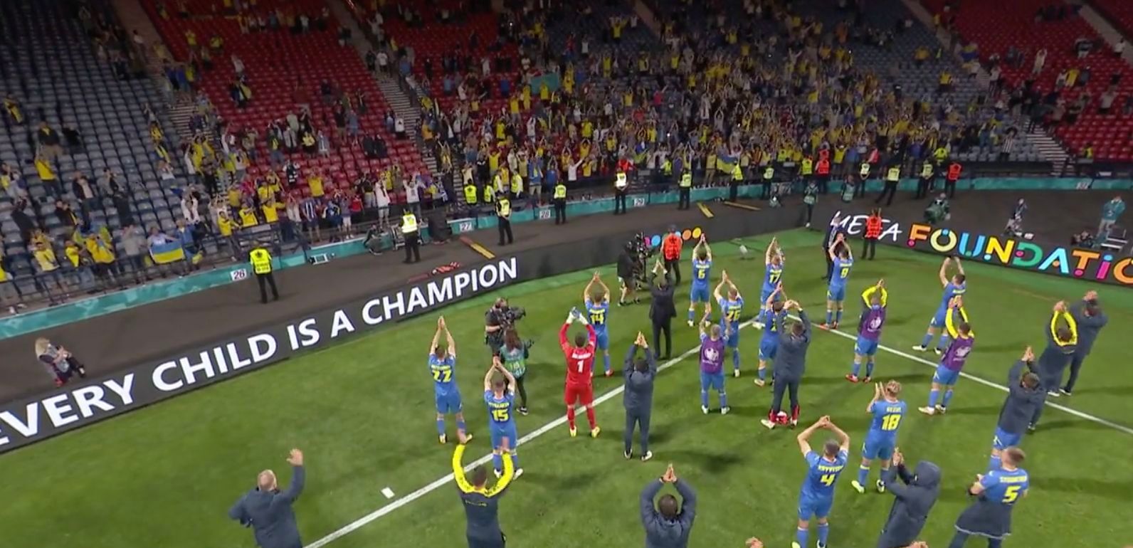  La haka de Ucrania con su afición tras pasar a los cuartos de final de la Eurocopa.