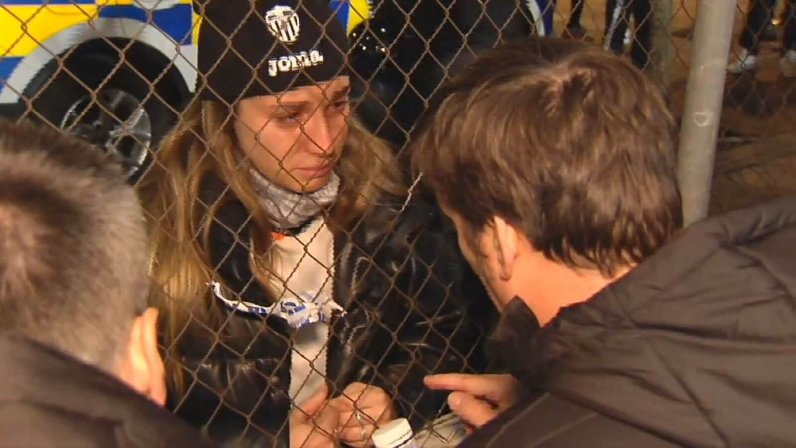  Una aficionada llora fuera del estadio.