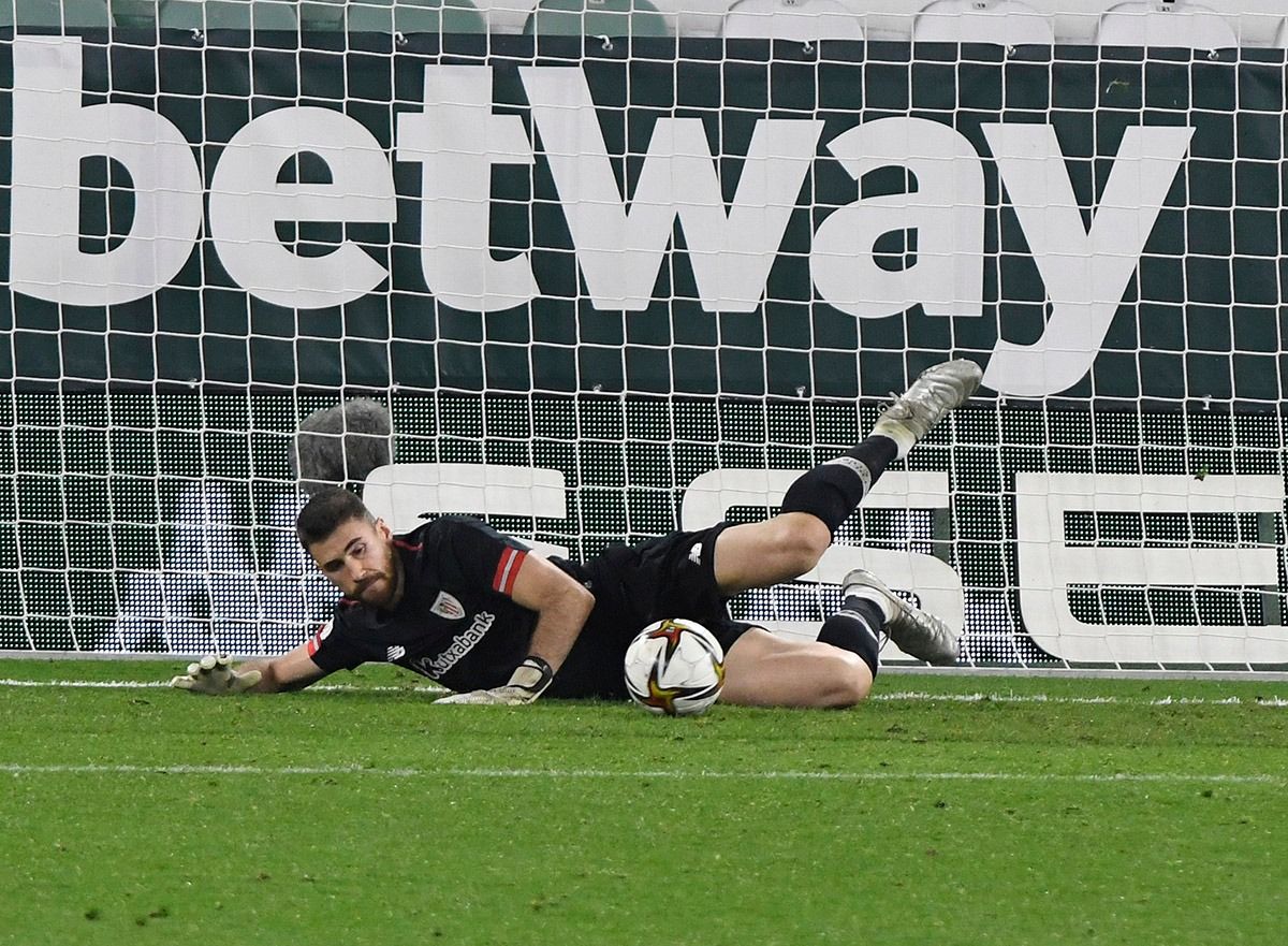 Unai Simón detiene un penalti ante el Betis.