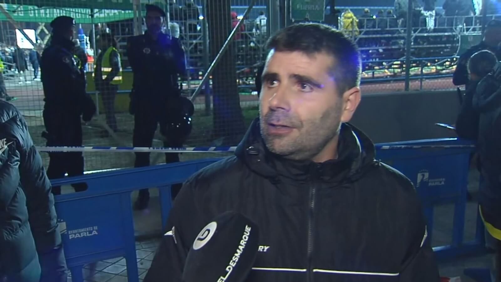 Uno de los aficionados que se ha quedado fuera del estadio.